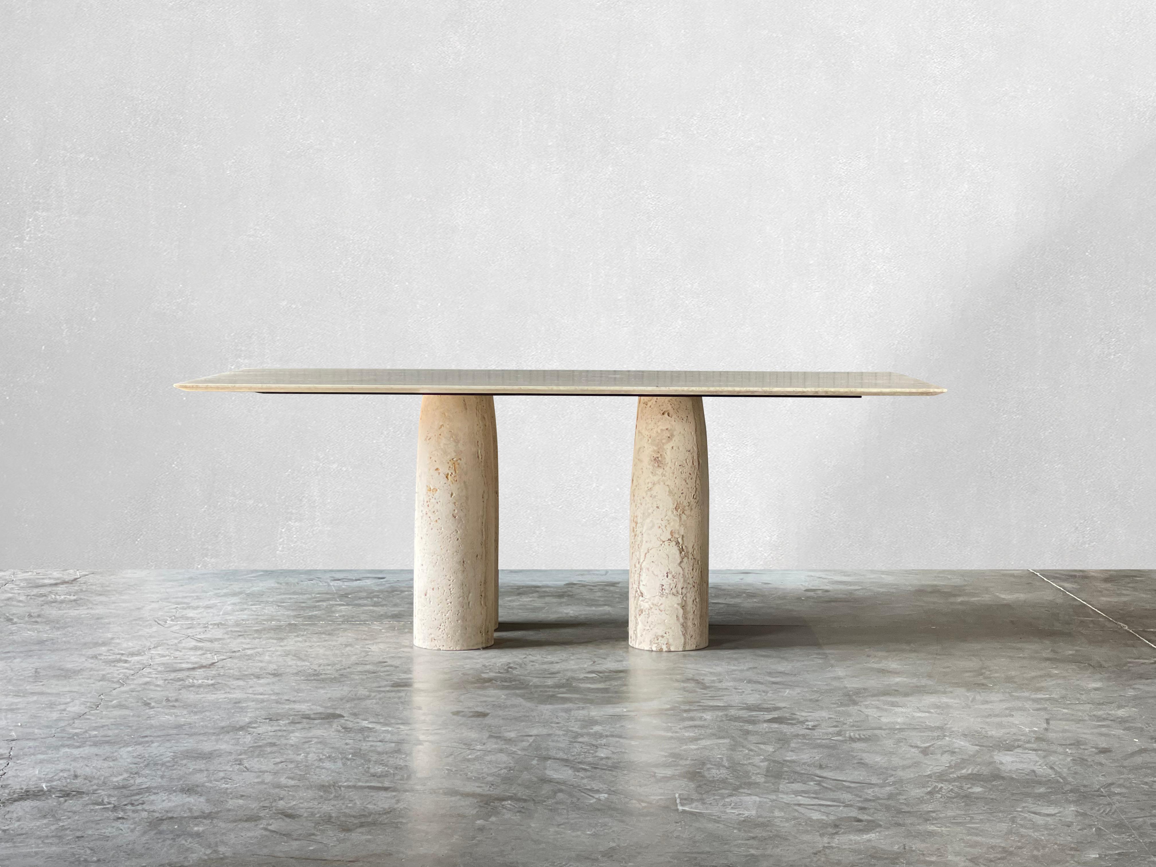 Table à manger sculpturale en travertin à la manière de Mario Bellini  en vente 3
