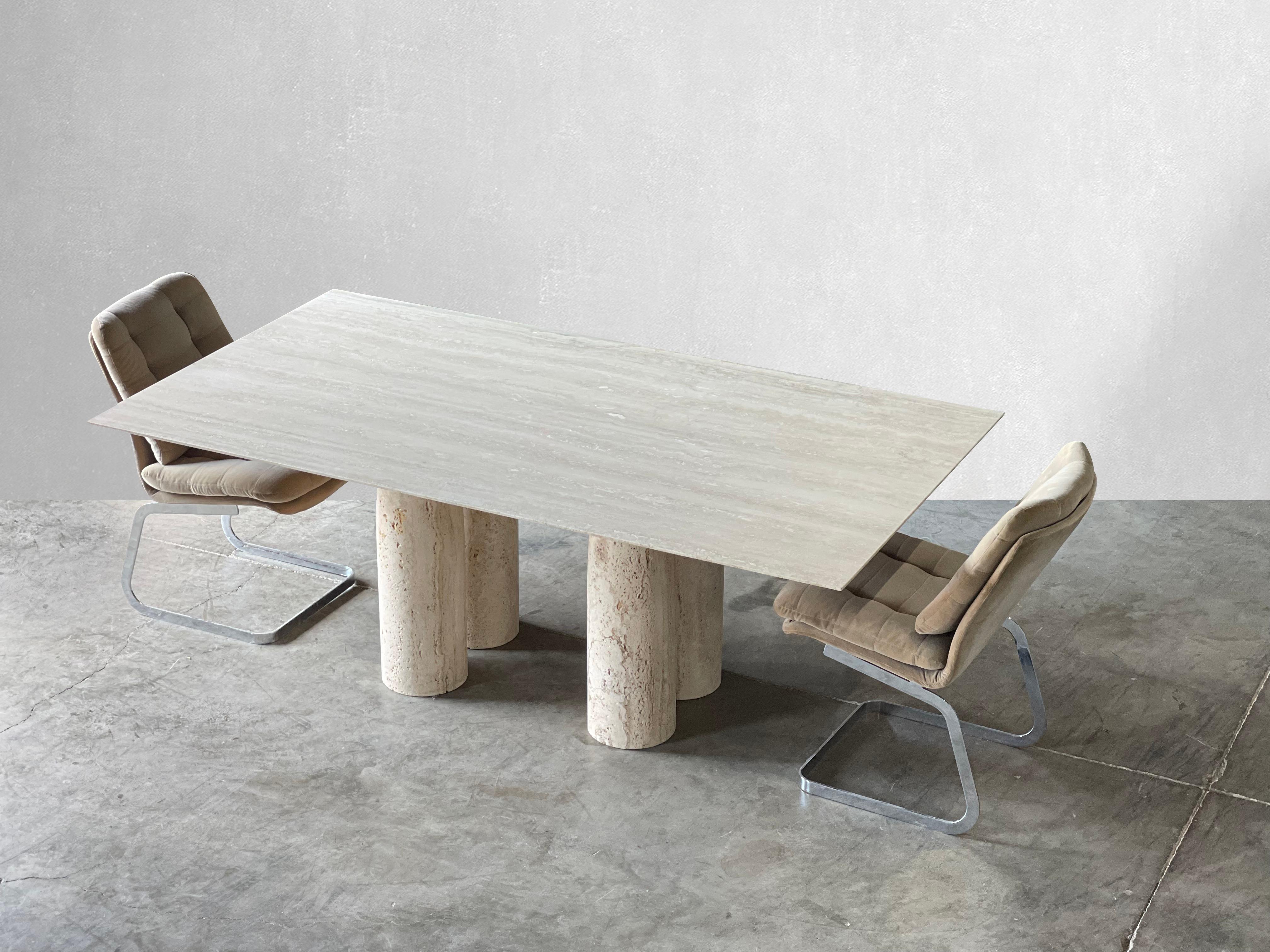 Mid-Century Modern Table à manger sculpturale en travertin à la manière de Mario Bellini  en vente
