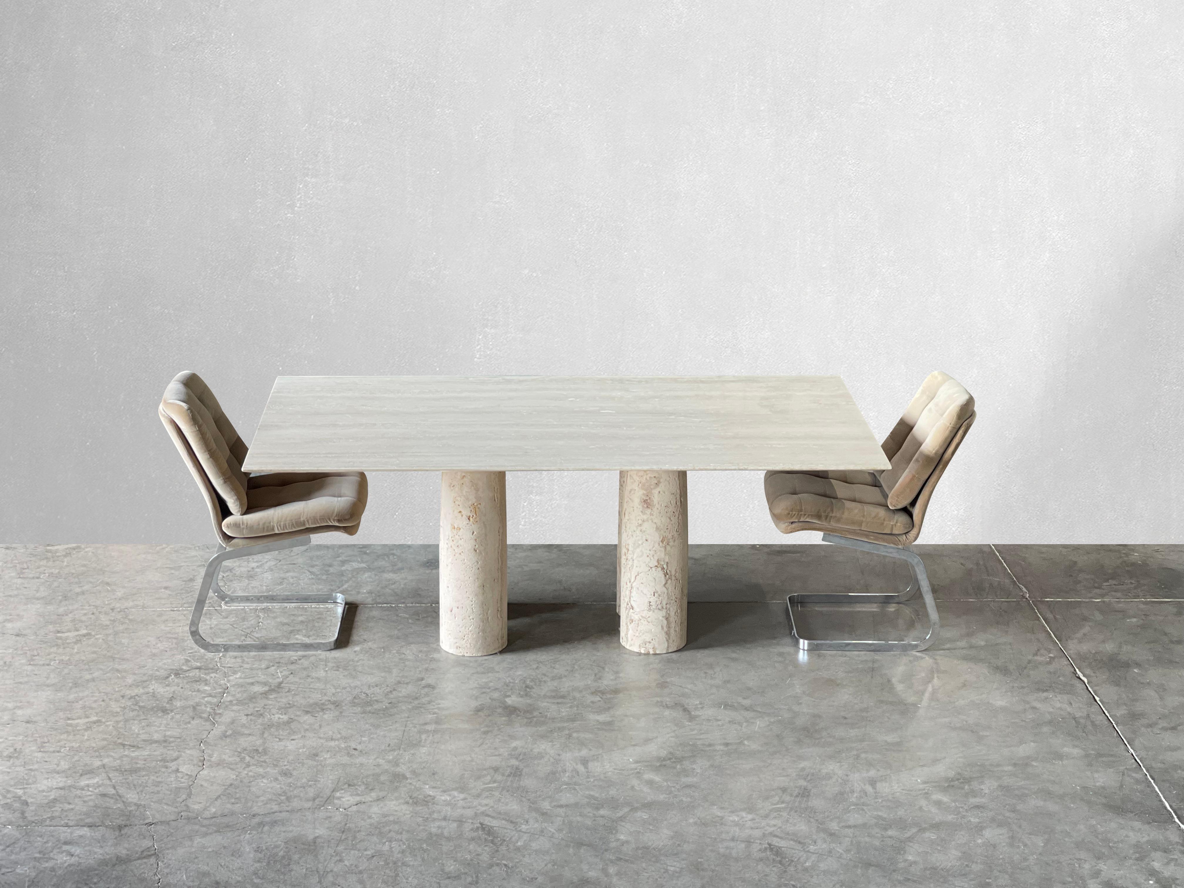 Travertin Table à manger sculpturale en travertin à la manière de Mario Bellini  en vente