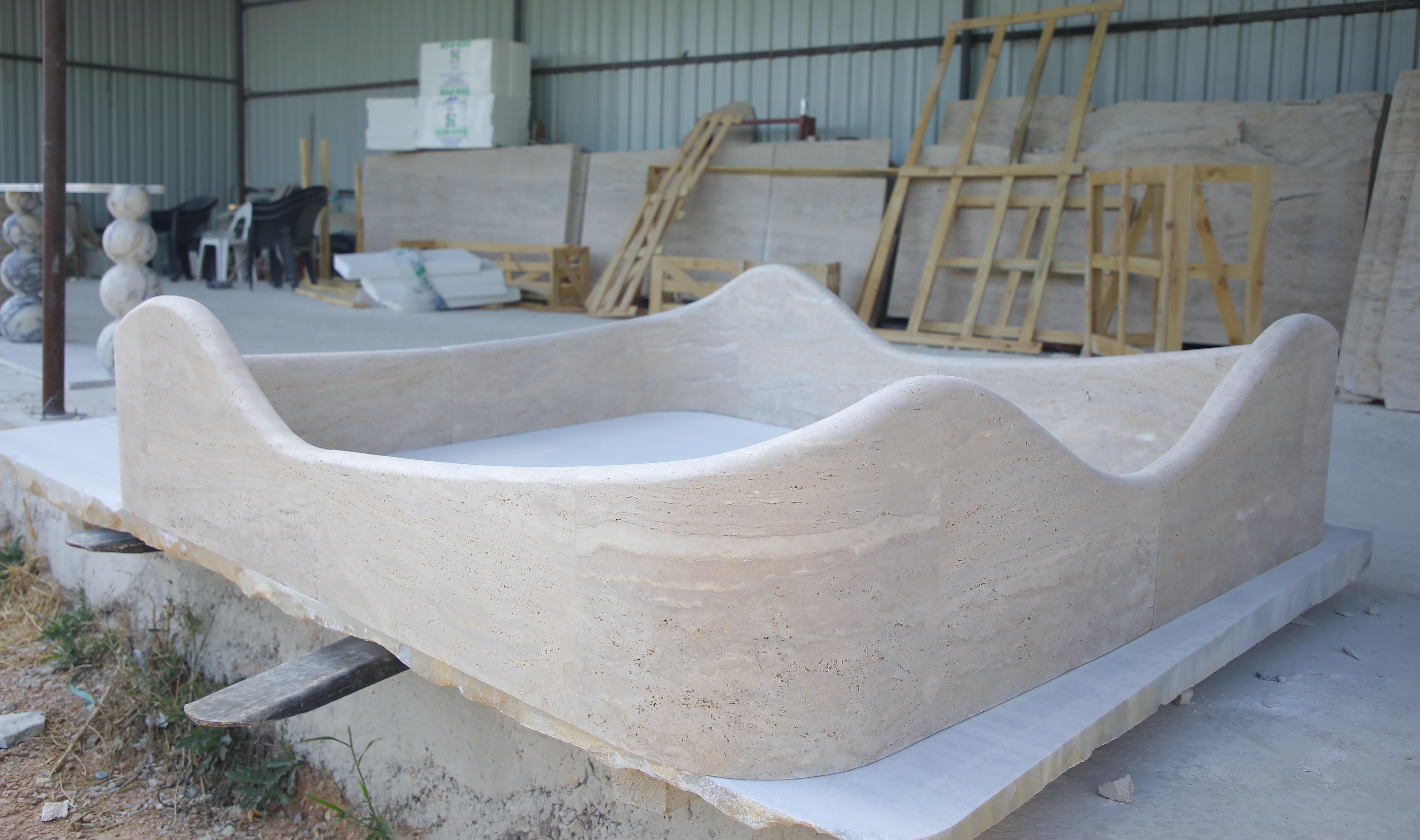 Somier / Marco de cama escultórico de piedra maciza de travertino inspirado por Bernard Govin en Nuevo estado para la venta en Amsterdam, NH