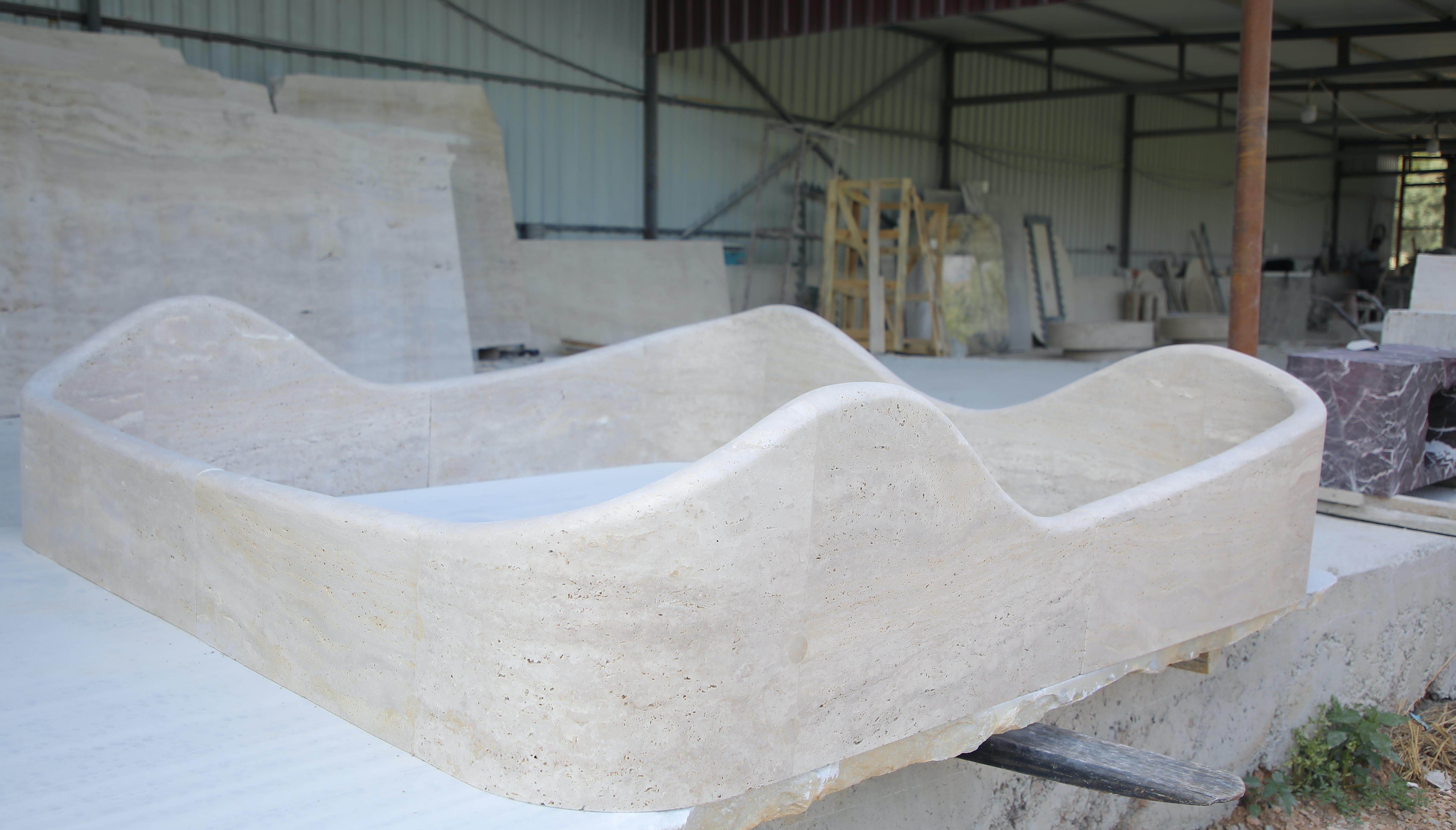 Somier / Marco de cama escultórico de piedra maciza de travertino inspirado por Bernard Govin Siglo XXI y contemporáneo en venta