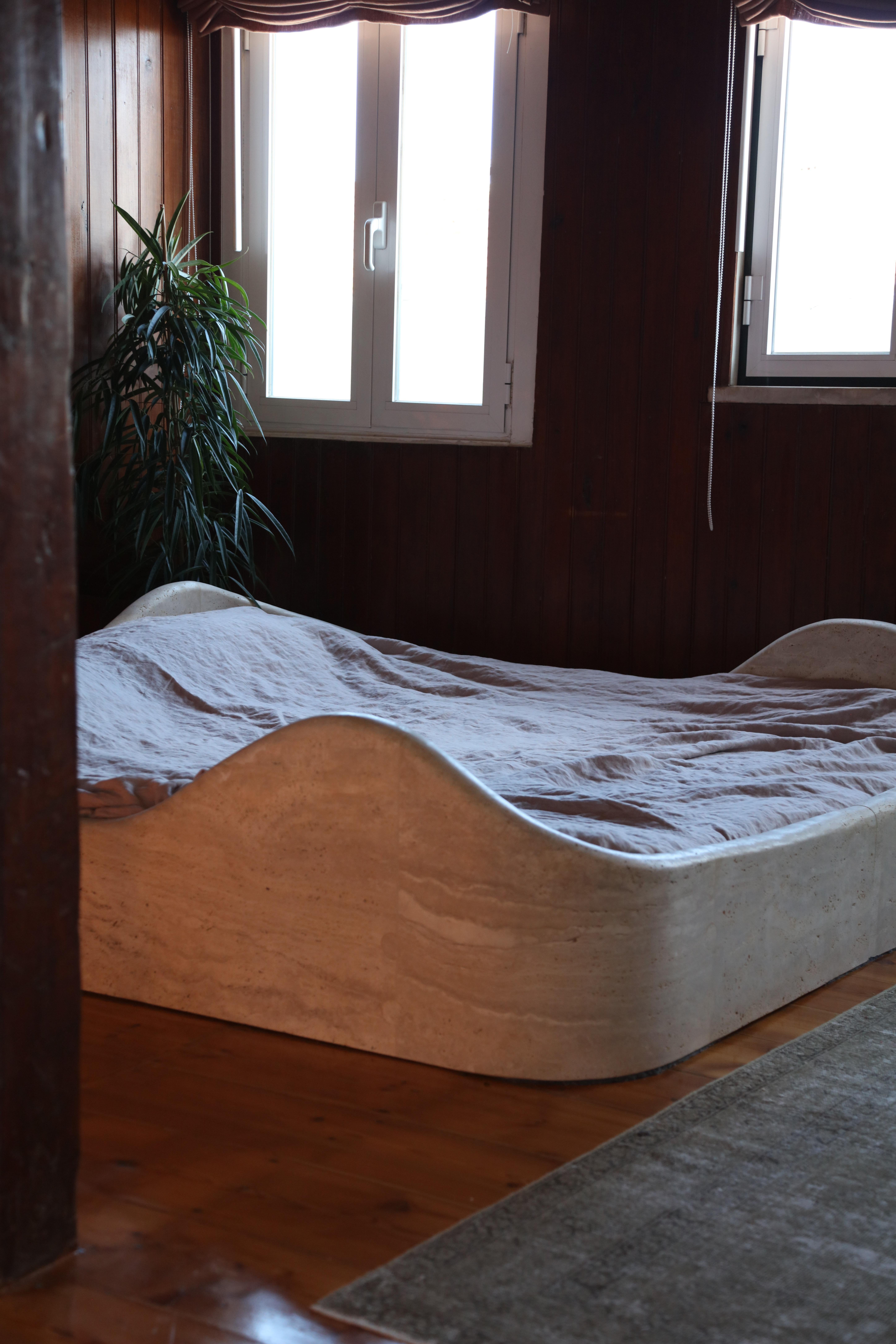 Somier / Marco de cama escultórico de piedra maciza de travertino inspirado por Bernard Govin Travertino en venta