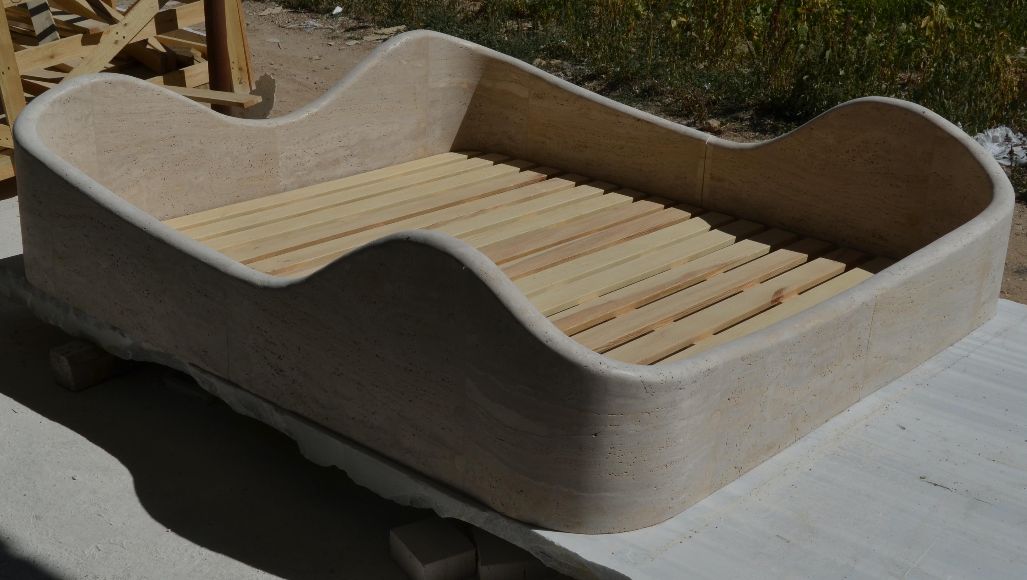 Somier / Marco de cama escultórico de piedra maciza de travertino inspirado por Bernard Govin en venta 1