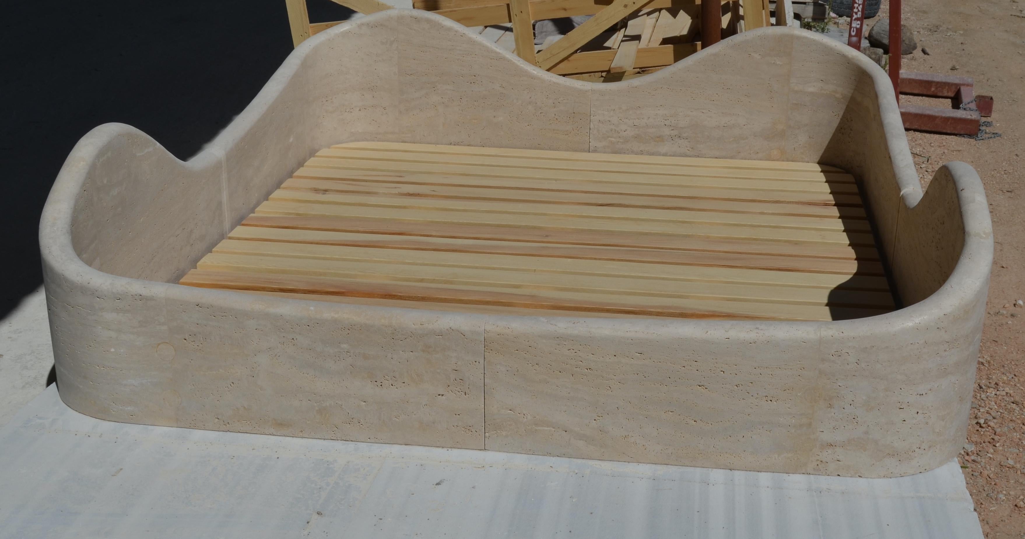 Somier / Marco de cama escultórico de piedra maciza de travertino inspirado por Bernard Govin en venta 2