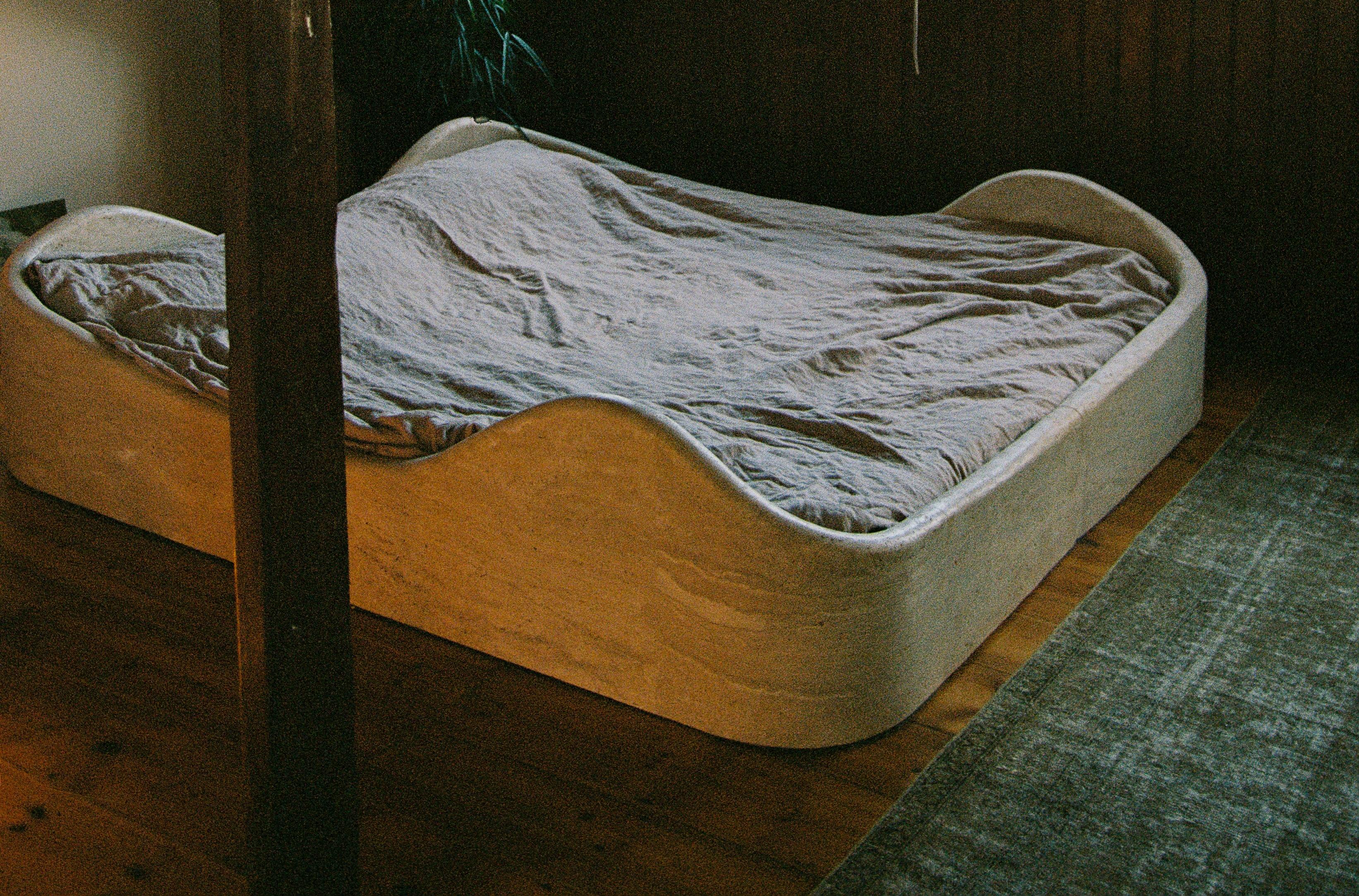 Somier / Marco de cama escultórico de piedra maciza de travertino inspirado por Bernard Govin en venta 3
