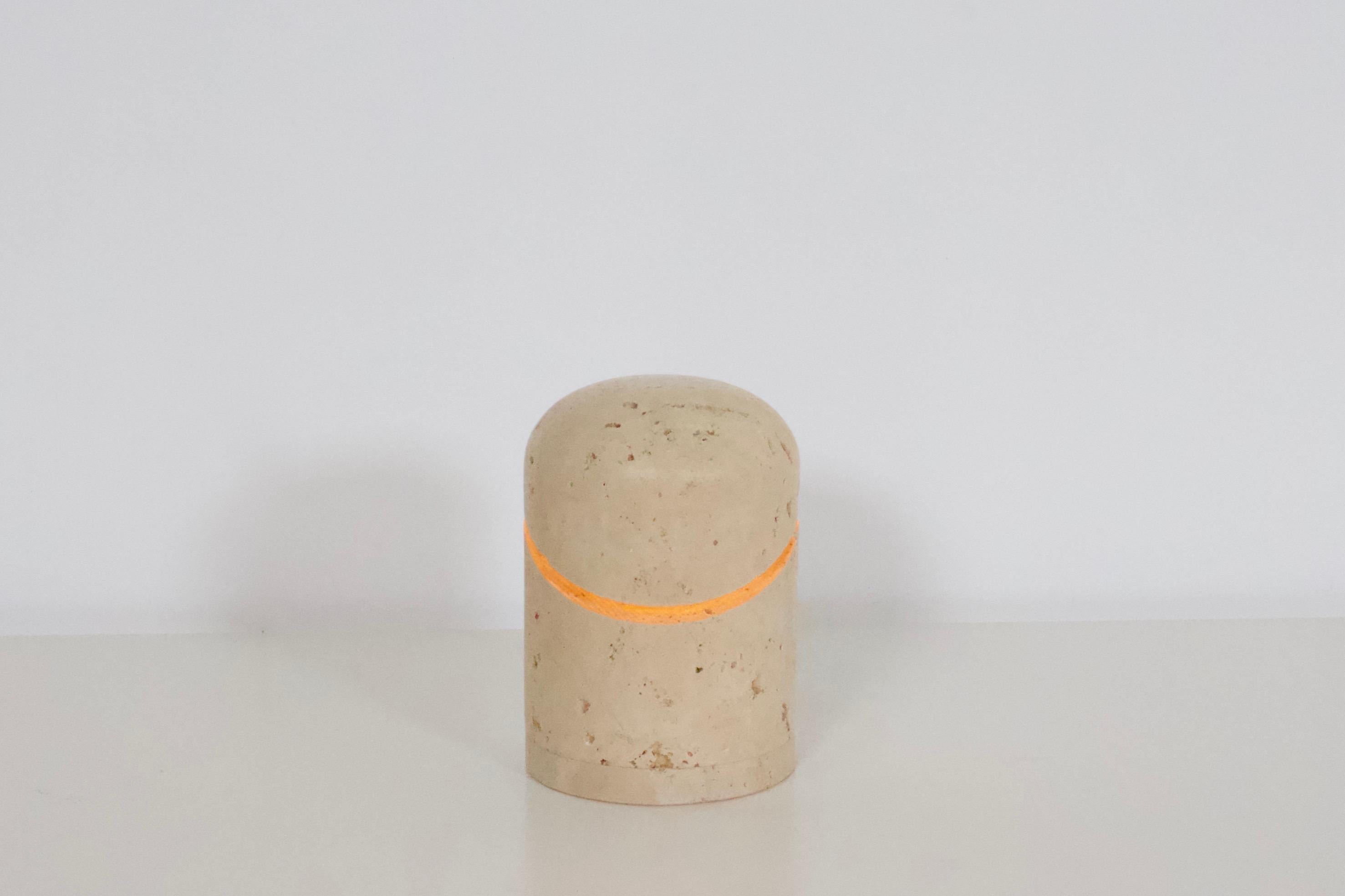 Travertine table lamp in very good condition.

Designed by Giuliano Cesari for Nucleo, a division of the Sormani lamp company Milan, Italy.

Made out of one piece of unfilled travertine

Travertine has a characteristically aged look, Pits and holes,