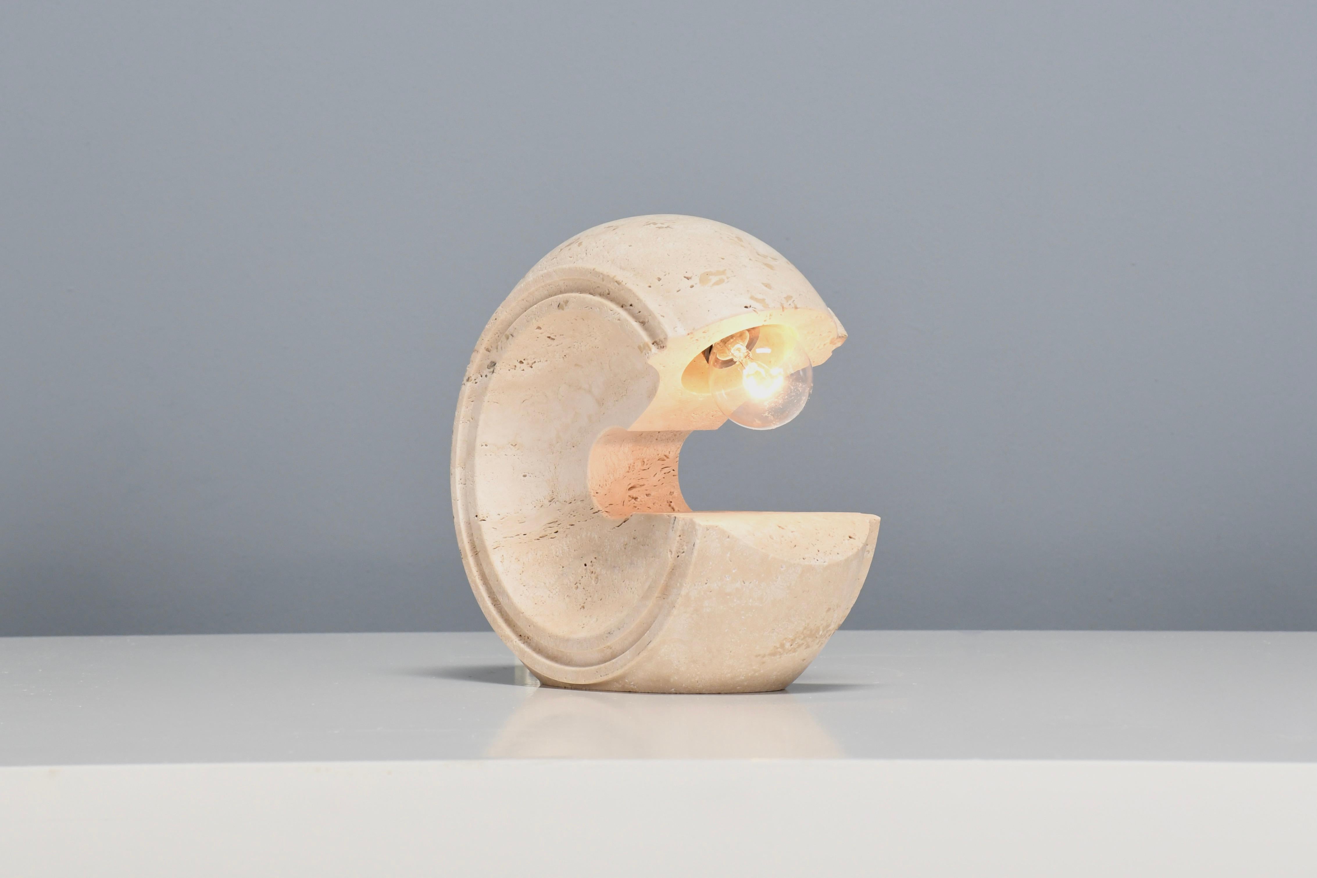 Mid-Century Modern Sculptural Travertine Table Lamp by Giuliano Cesari for Nucleo Sormani, 1971 For Sale
