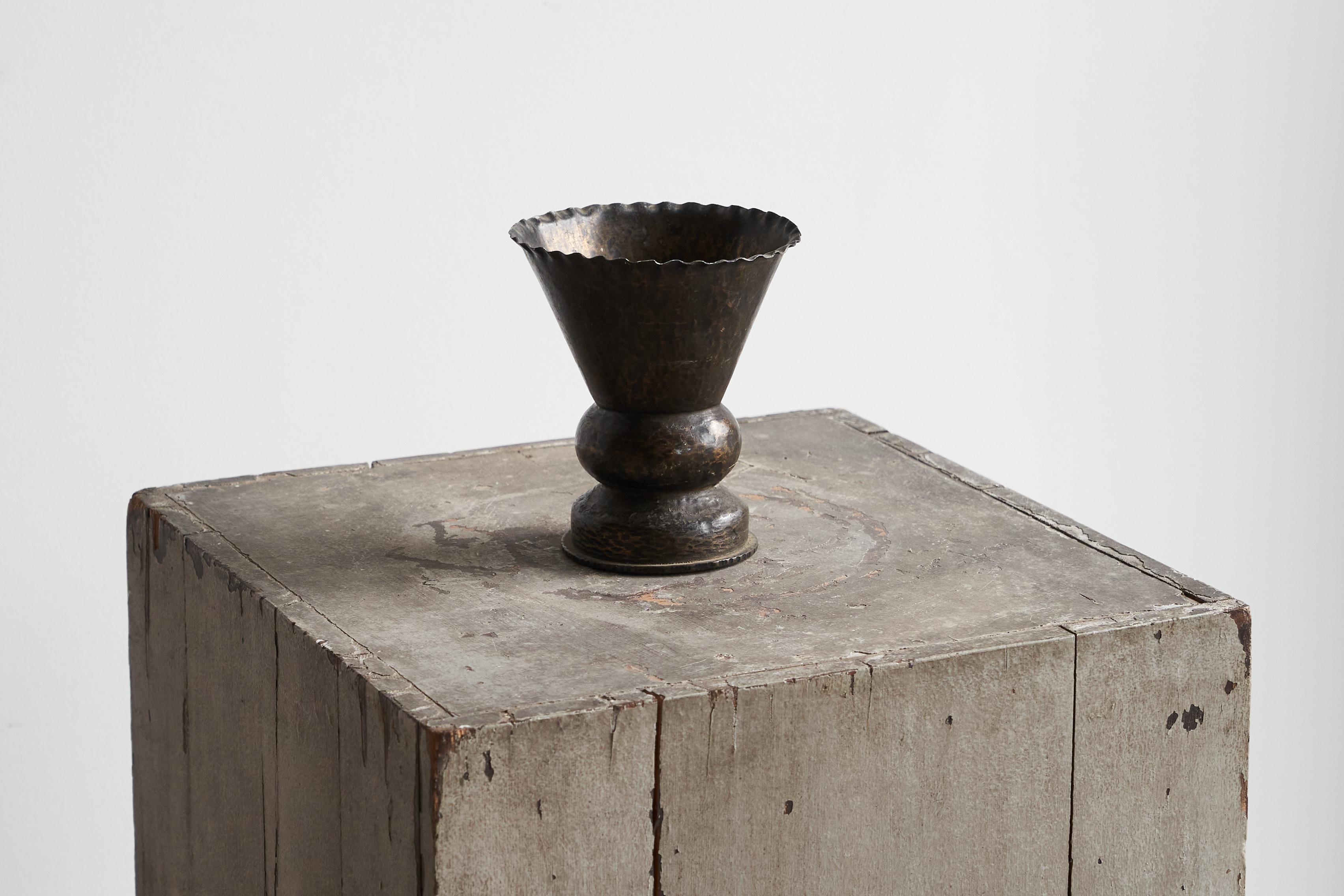 Vaso scultoreo Trench Art, Europa, anni '20.

Si tratta di un bellissimo e scultoreo vaso da trincea, ricavato da una bomba della Prima Guerra Mondiale. 

Forma scultorea e design senza tempo. Ottimo come oggetto indipendente, in una collezione di