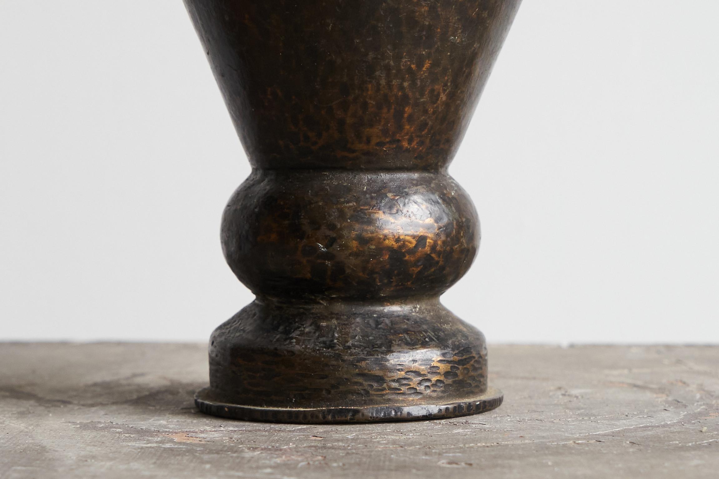 Metallo Vaso scultoreo Trench Art anni '20 in vendita