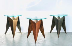 Skulpturales Trio geometrischer Metalltische mit Glasplatten, 1980er Jahre