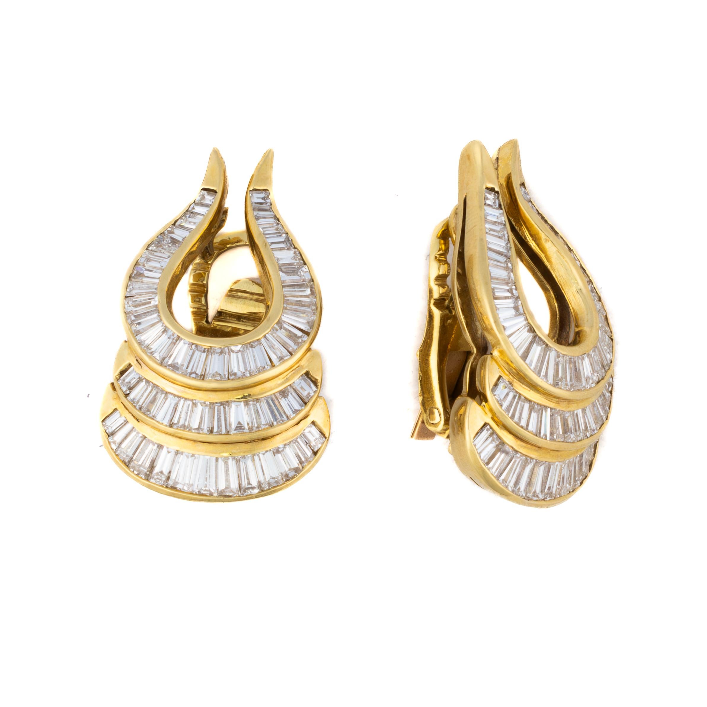 Boucles d'oreilles sculpturales à trois anneaux de diamants baguettes

Description :
Une paire de boucles d'oreilles audacieuse conçue dans une forme de larme ouverte et superposée, chaque bande étant méticuleusement sertie de diamants baguettes. La