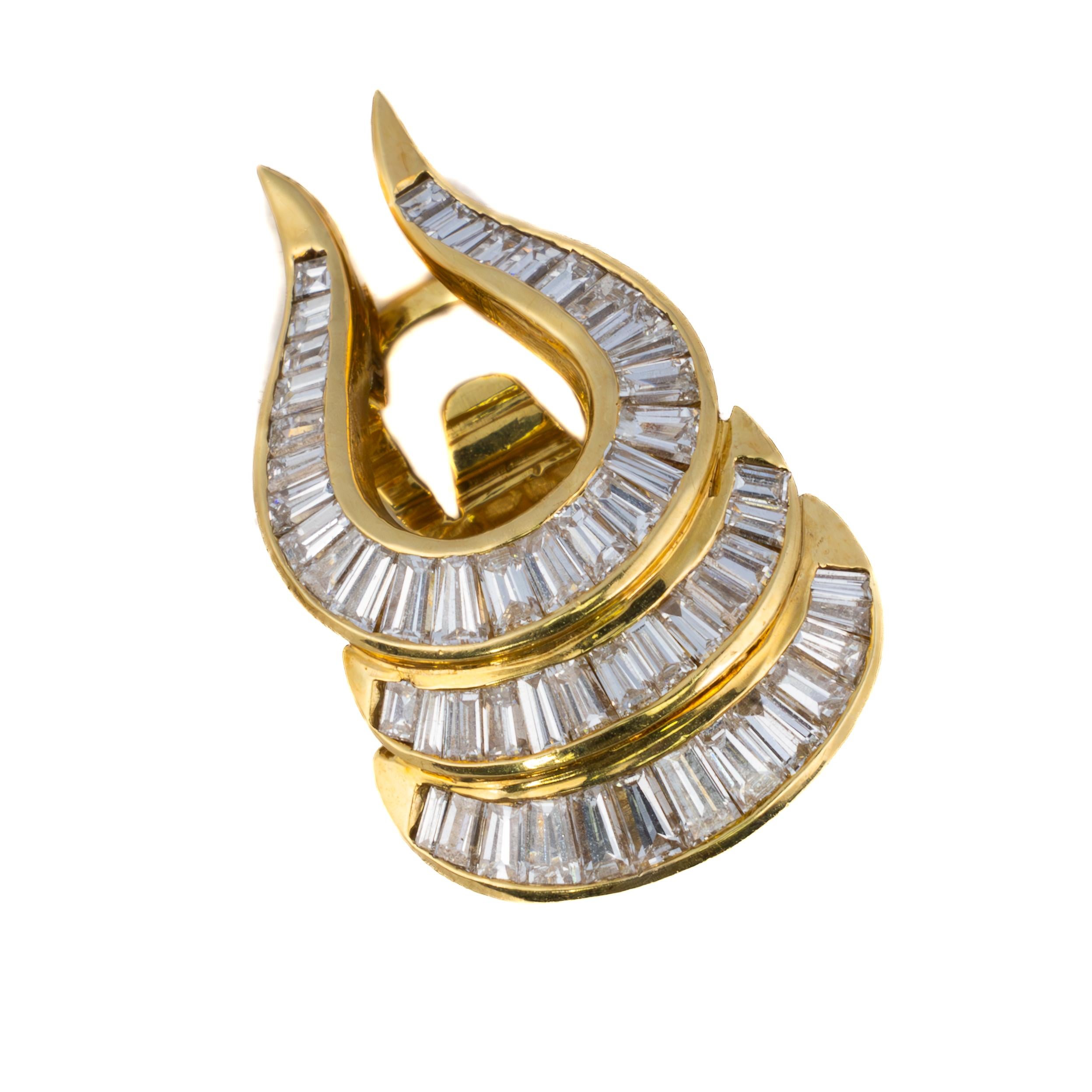 Rétro Boucles d'oreilles sculpturales à trois anneaux de diamants baguettes en vente