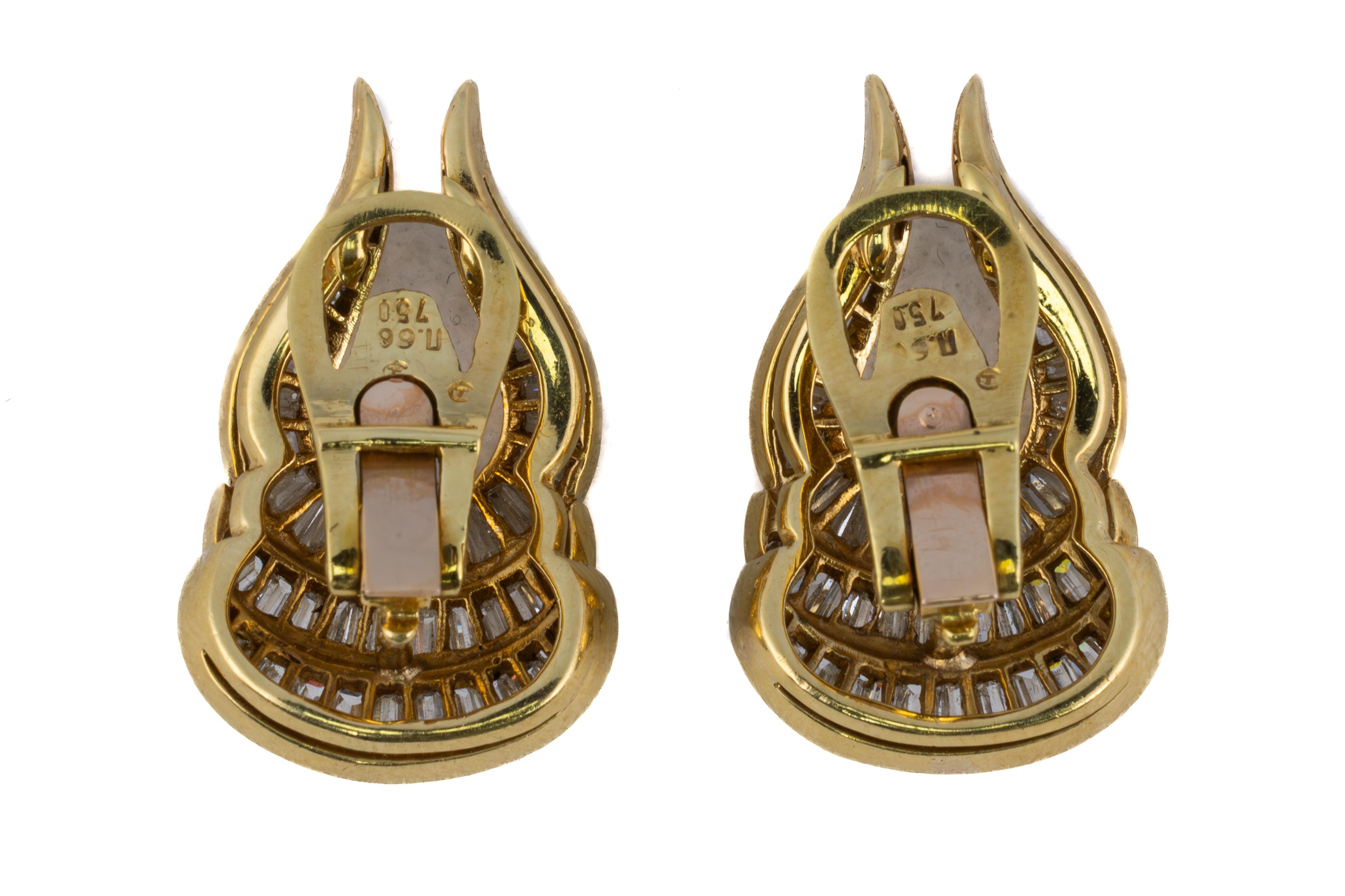 Taille baguette Boucles d'oreilles sculpturales à trois anneaux de diamants baguettes en vente
