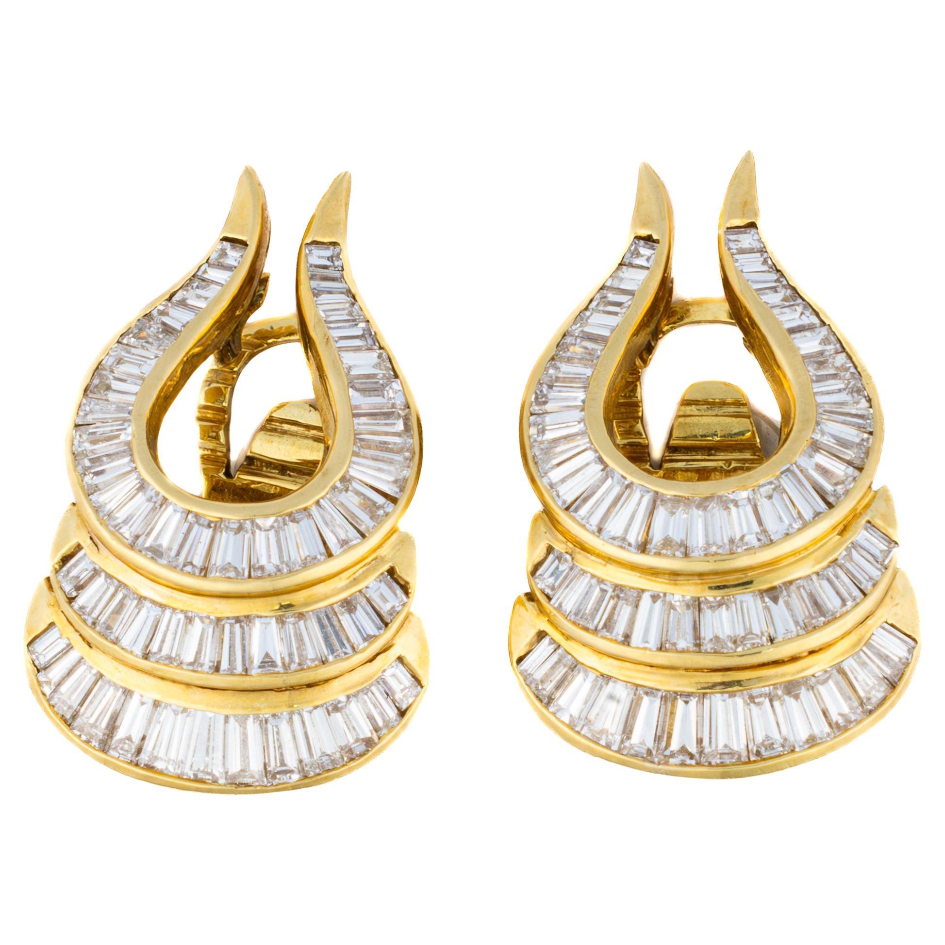 Boucles d'oreilles sculpturales à trois anneaux de diamants baguettes en vente