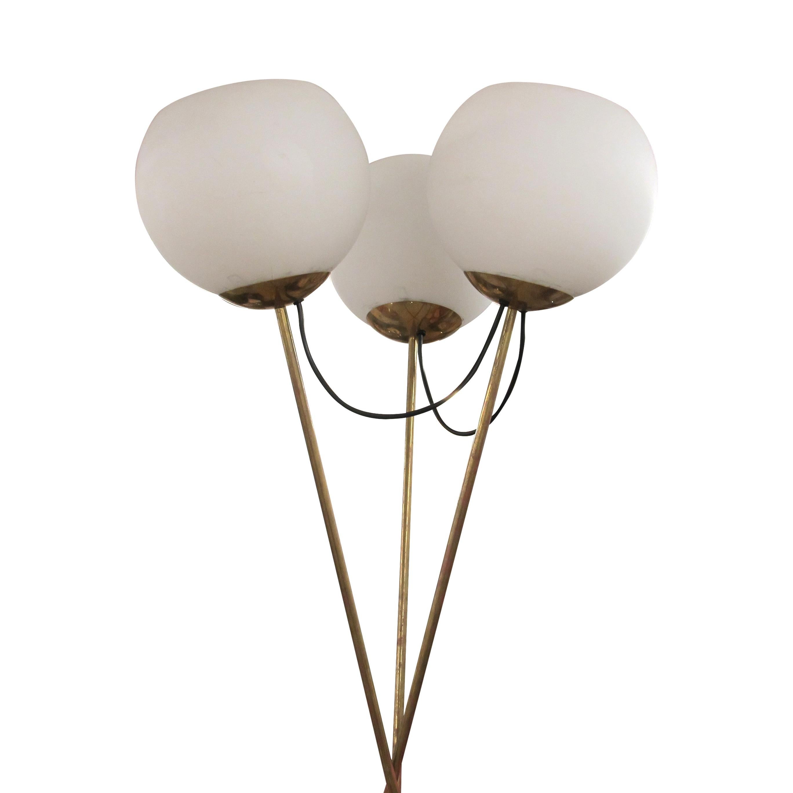 Mid-Century moderno Lampada da terra scultorea a treppiede con tre globi di vetro, Germania, anni '70 in vendita