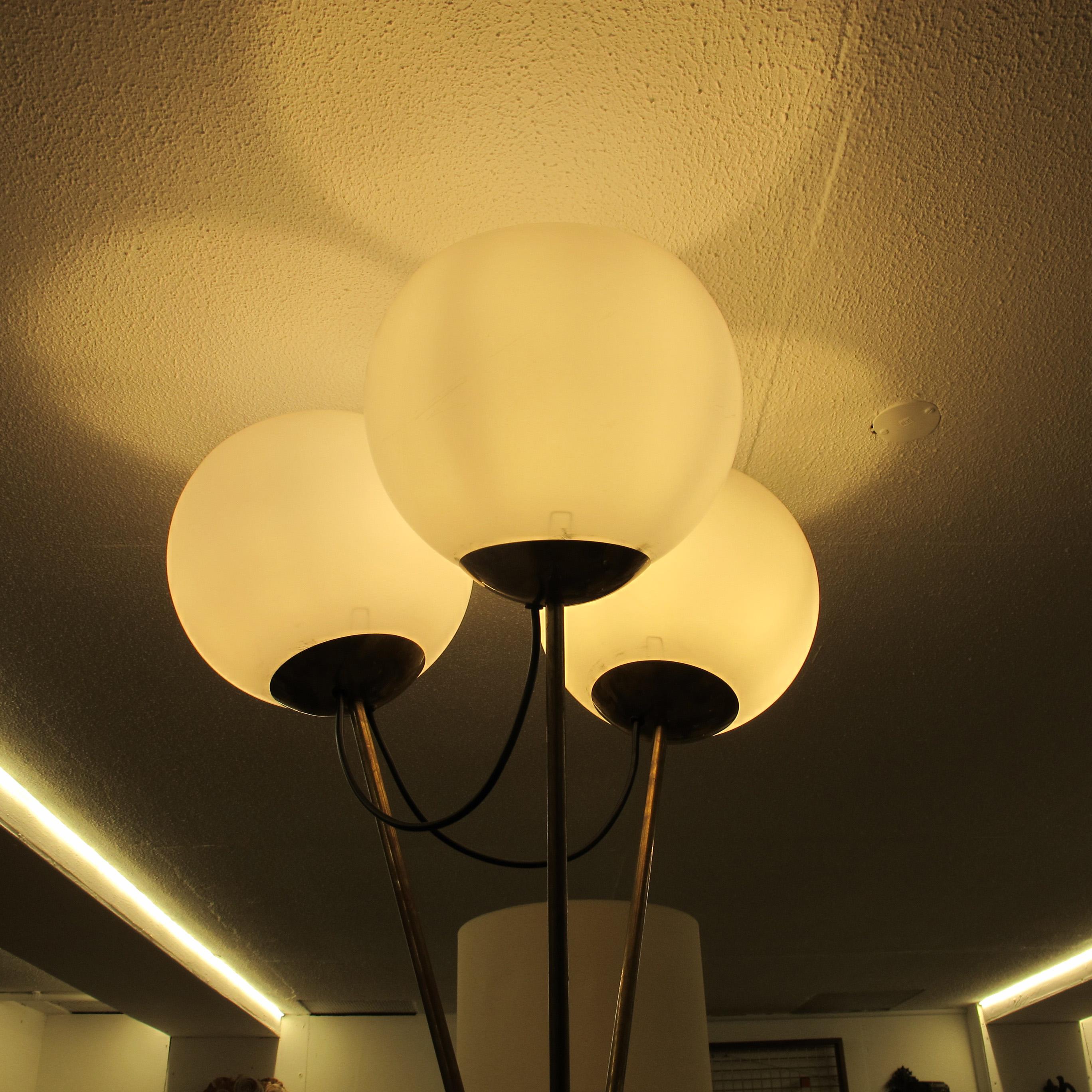 Lampada da terra scultorea a treppiede con tre globi di vetro, Germania, anni '70 In condizioni buone in vendita a London, GB