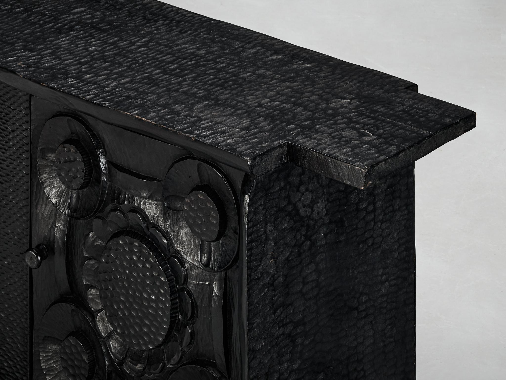 Skulpturale Truhe aus schwarz lackiertem Holz mit dekorativen Schnitzereien  im Angebot 5
