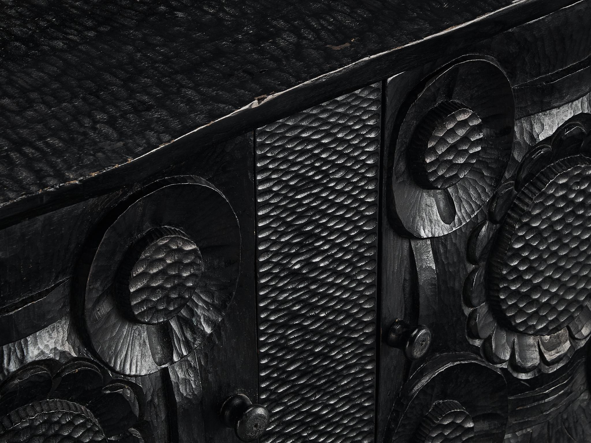 Skulpturale Truhe aus schwarz lackiertem Holz mit dekorativen Schnitzereien  im Zustand „Gut“ im Angebot in Waalwijk, NL