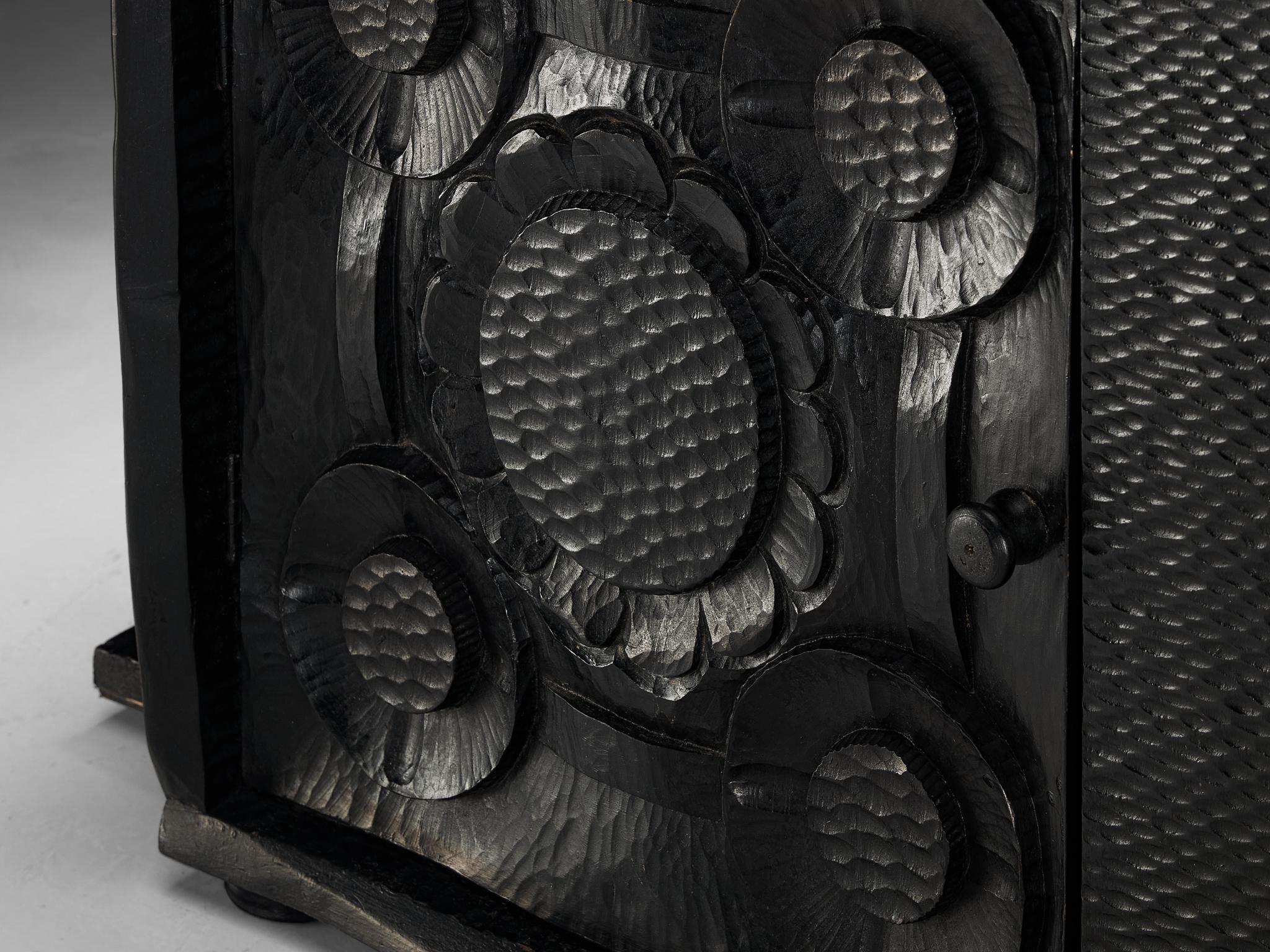 Skulpturale Truhe aus schwarz lackiertem Holz mit dekorativen Schnitzereien  (Ende des 20. Jahrhunderts) im Angebot