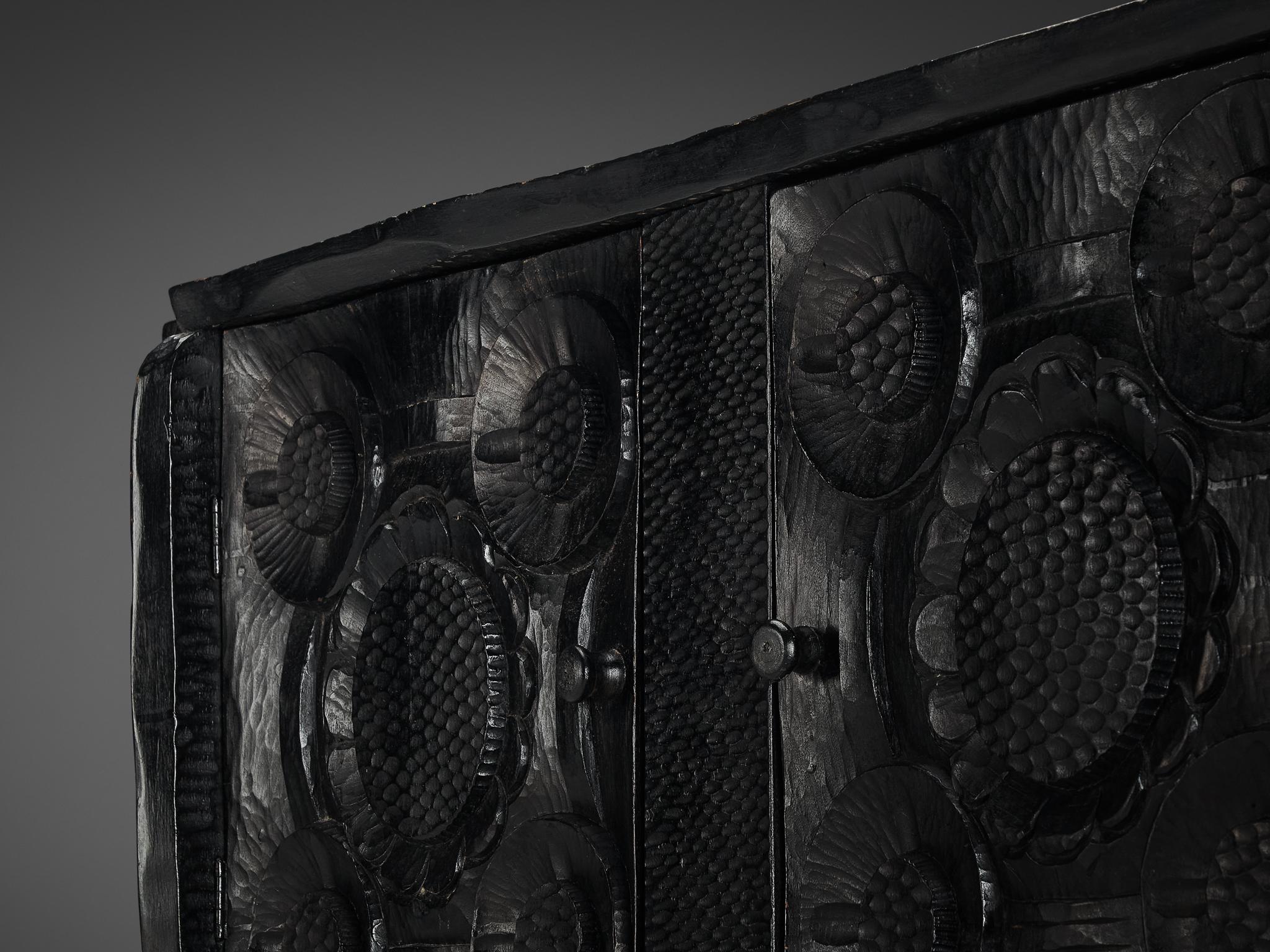 Skulpturale Truhe aus schwarz lackiertem Holz mit dekorativen Schnitzereien  im Angebot 3