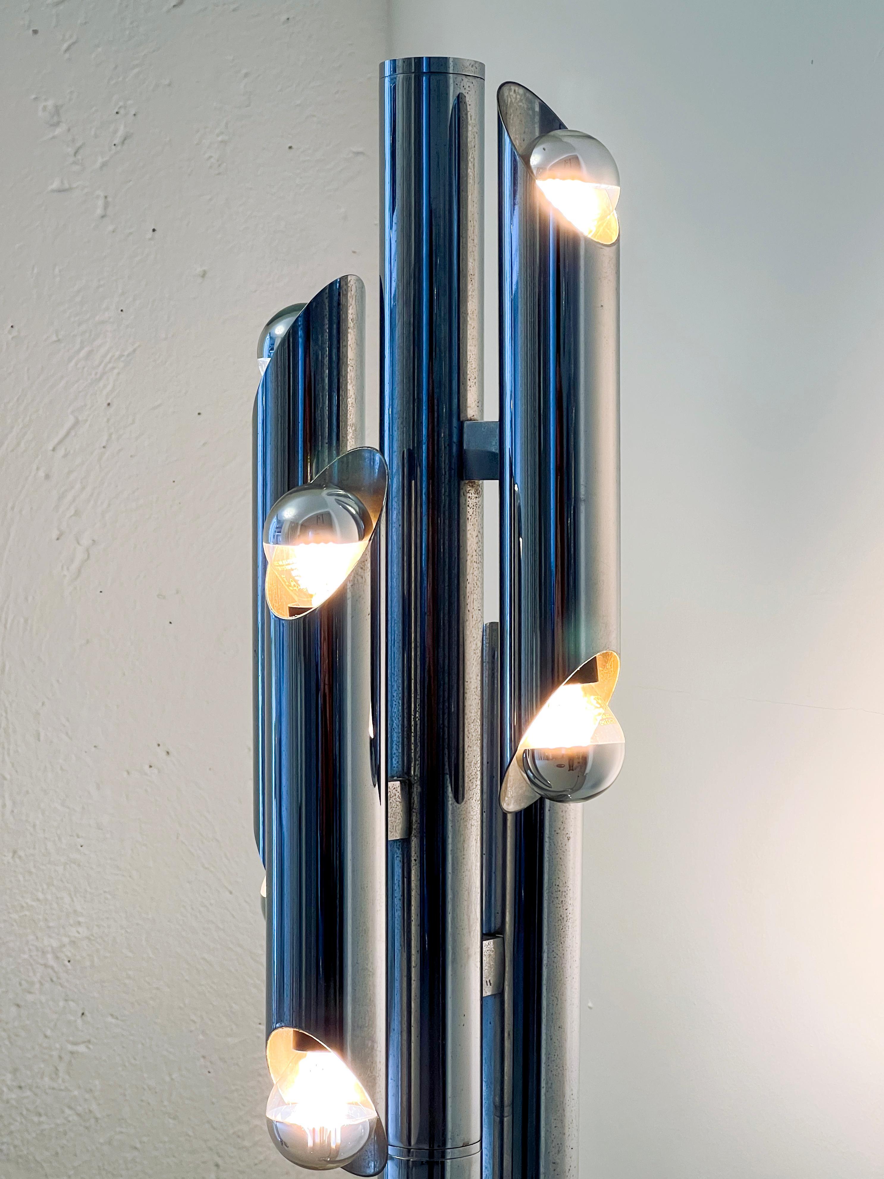 Skulpturale Stehlampe aus verchromtem Metallrohr, Space Age, Reggiani-Stil im Angebot 4