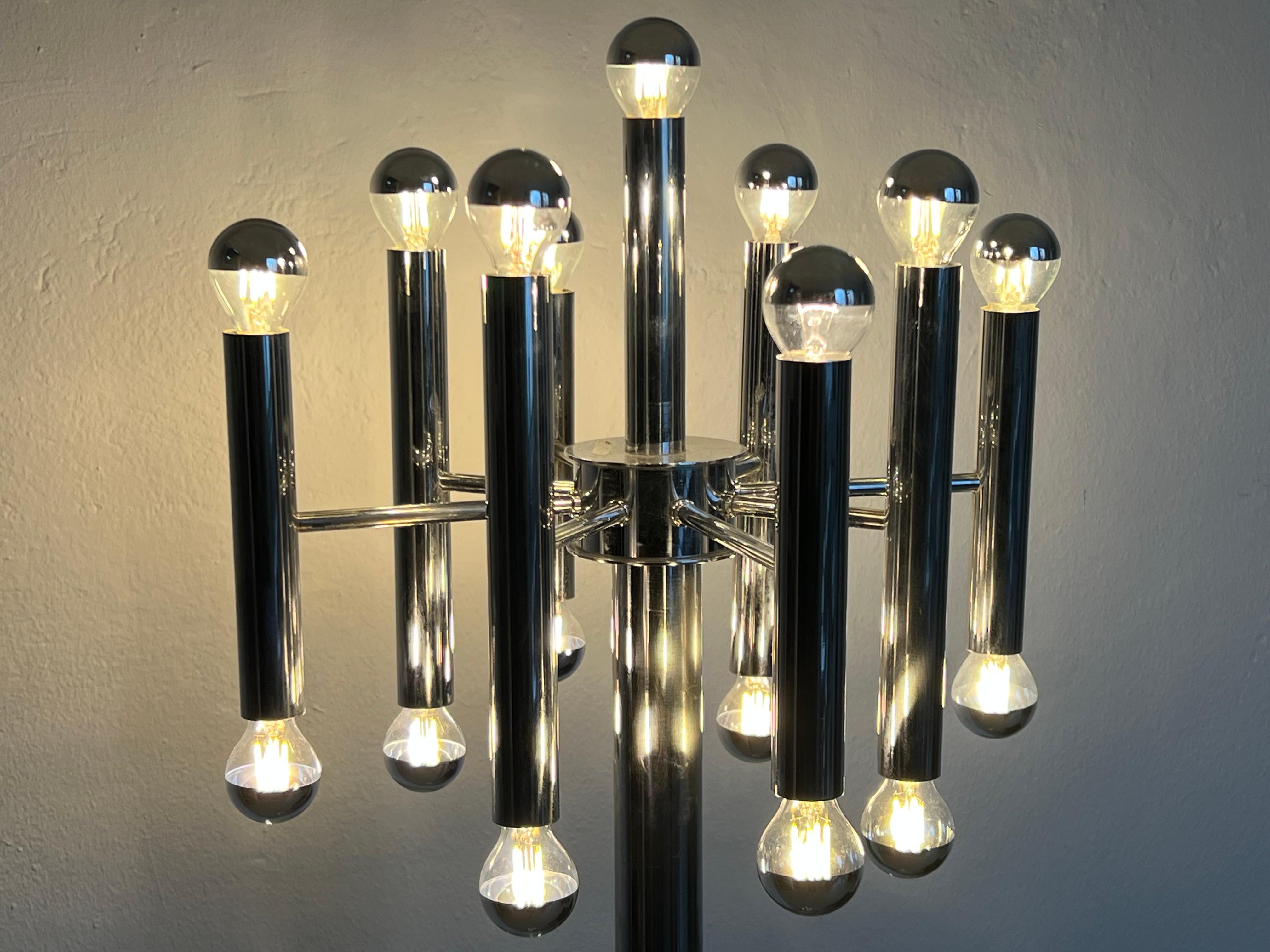 Sculptural tubular floor lamp in chrome metal, Space Age, Reggiani style For Sale 3