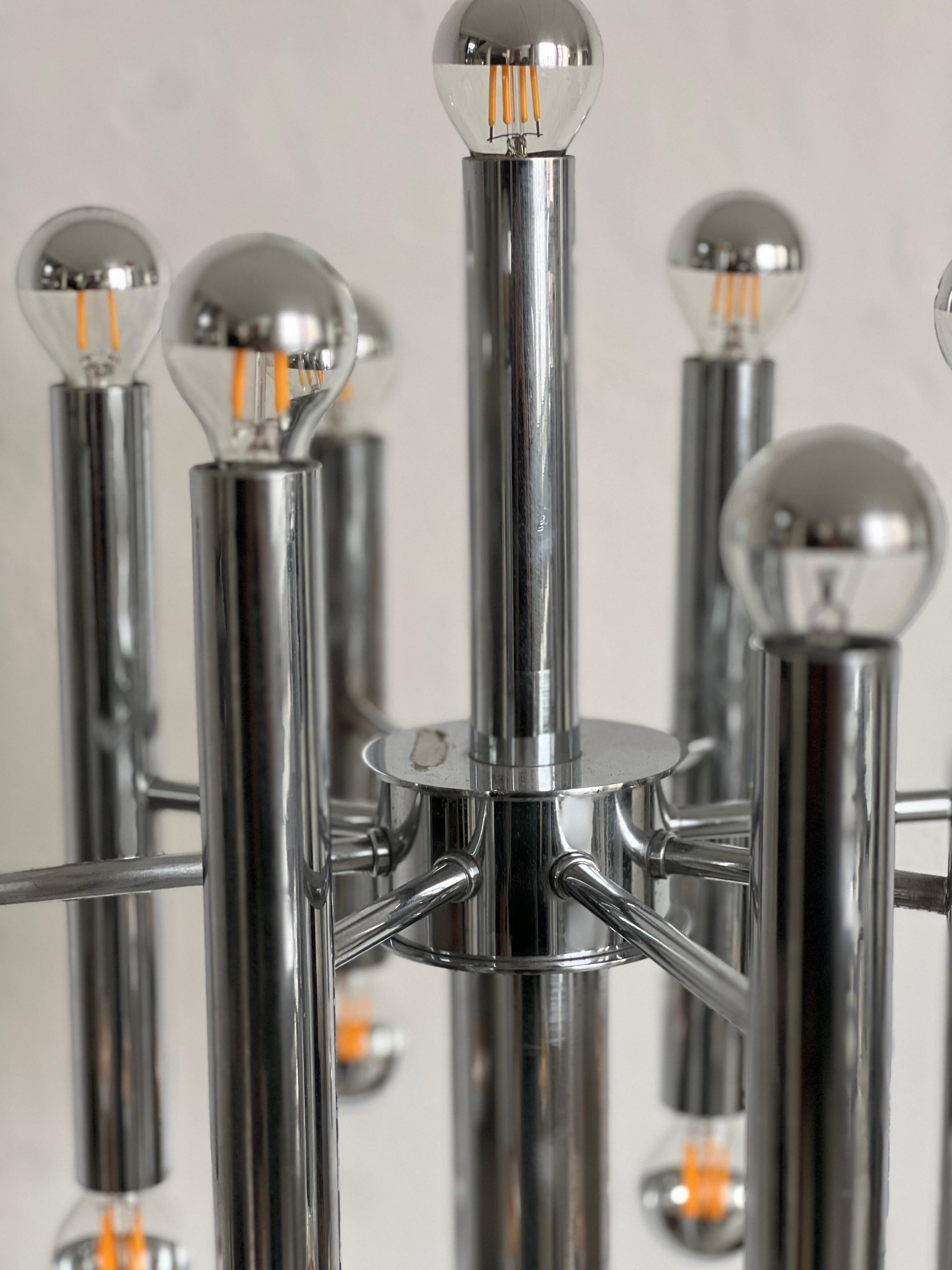 Sculptural tubular floor lamp in chrome metal, Space Age, Reggiani style For Sale 4