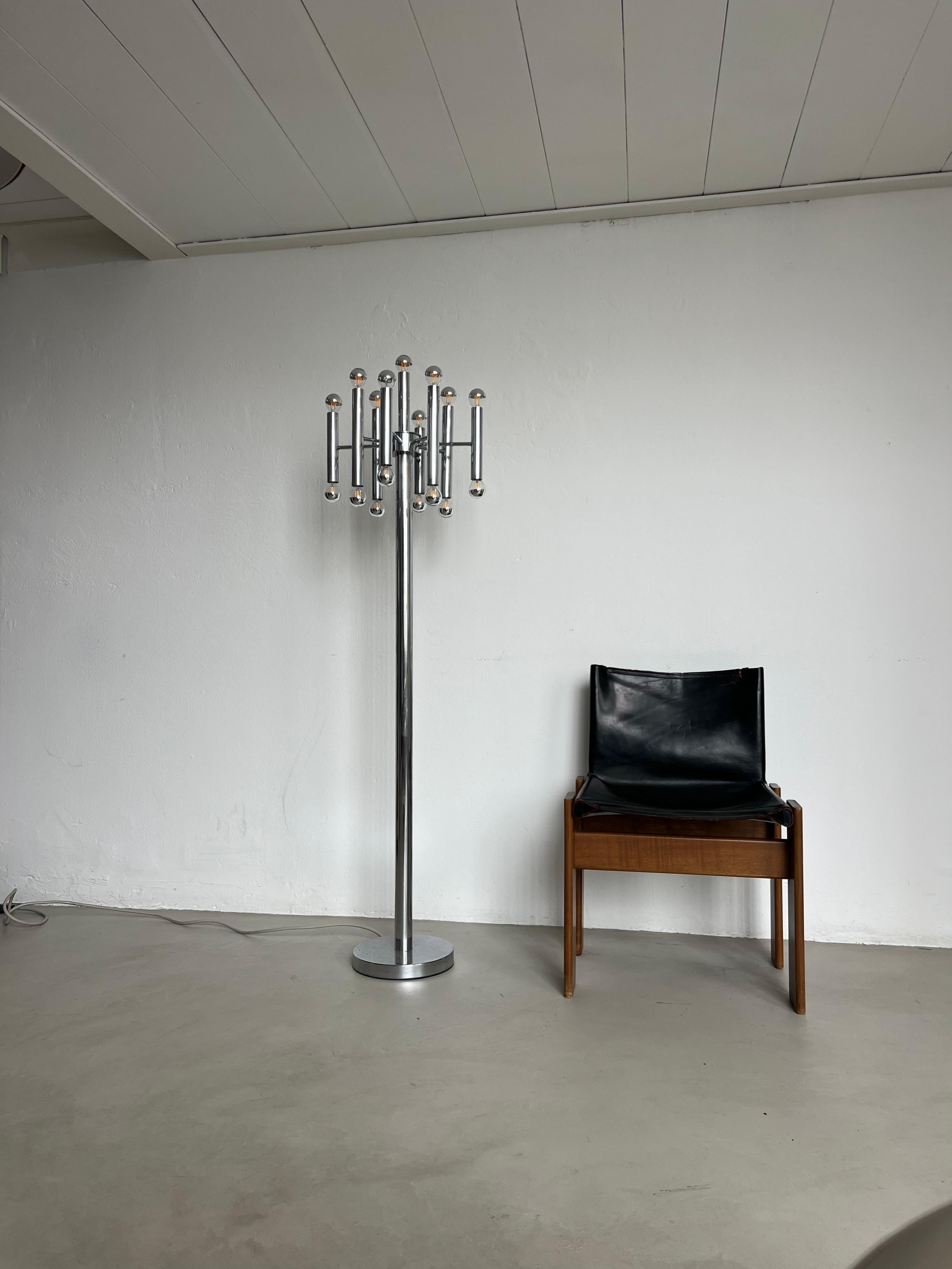 Sculptural tubular floor lamp in chrome metal, Space Age, Reggiani style For Sale 5