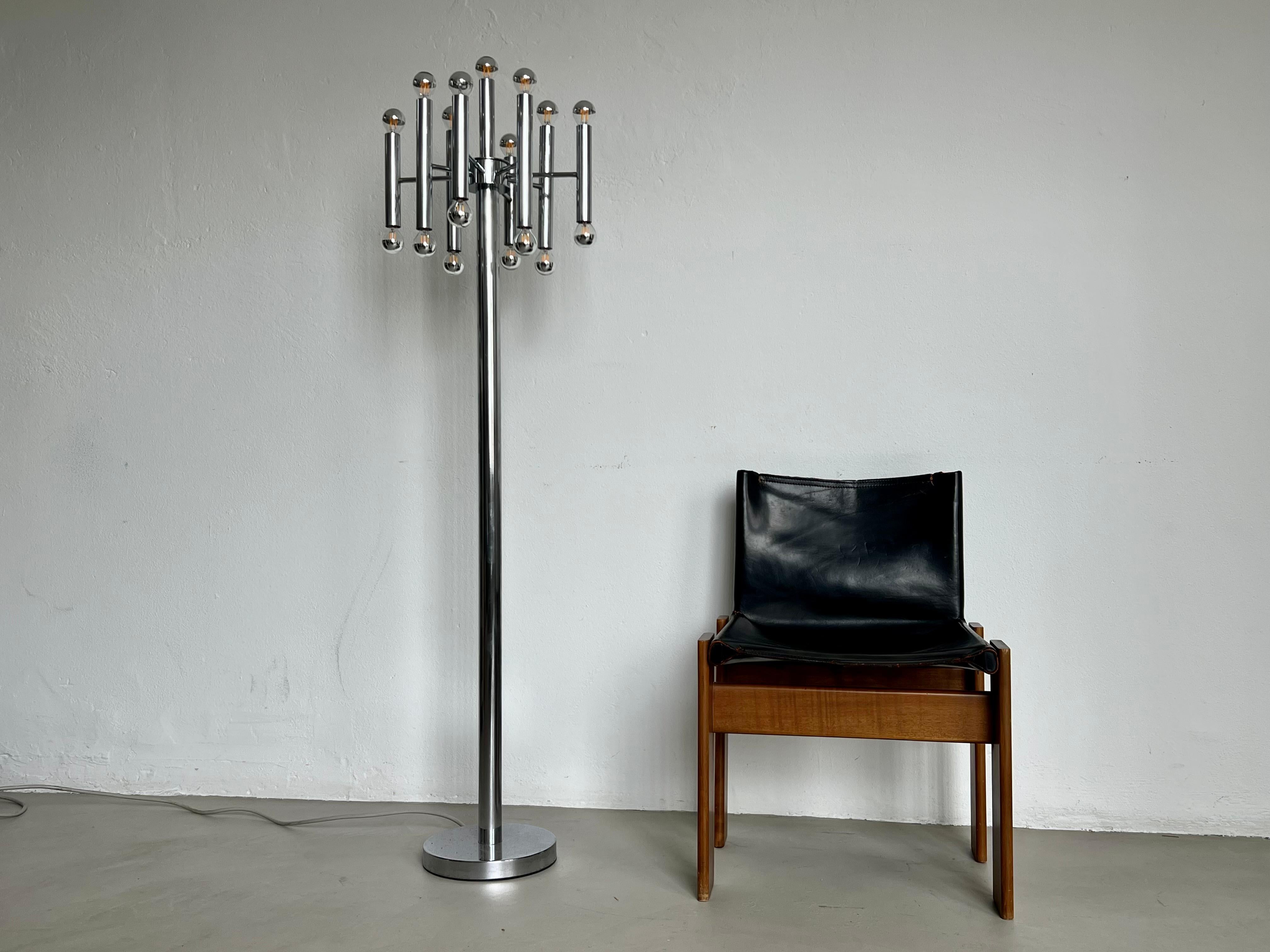 Sculptural tubular floor lamp in chrome metal, Space Age, Reggiani style For Sale 6