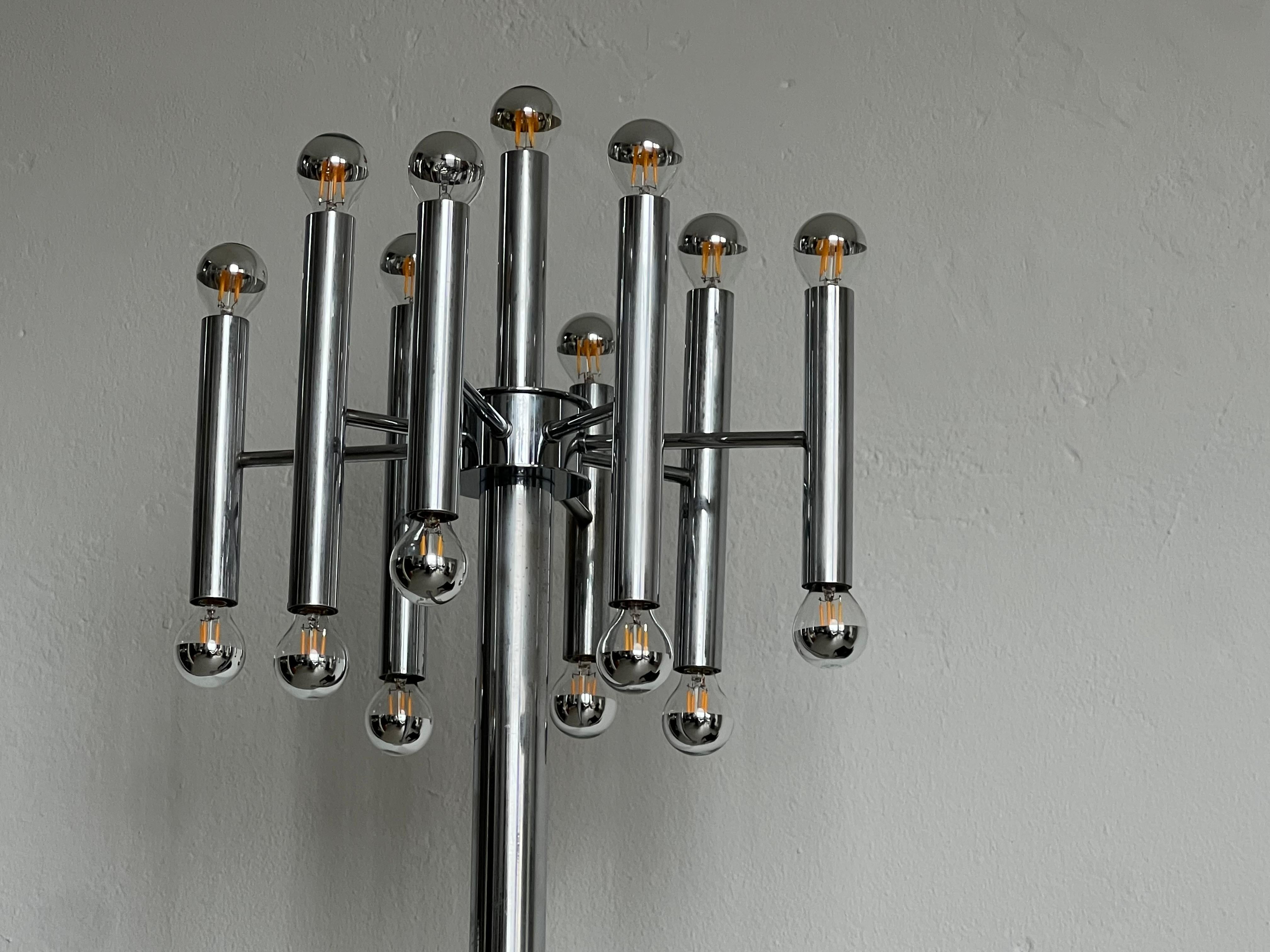 Sculptural tubular floor lamp in chrome metal, Space Age, Reggiani style For Sale 7