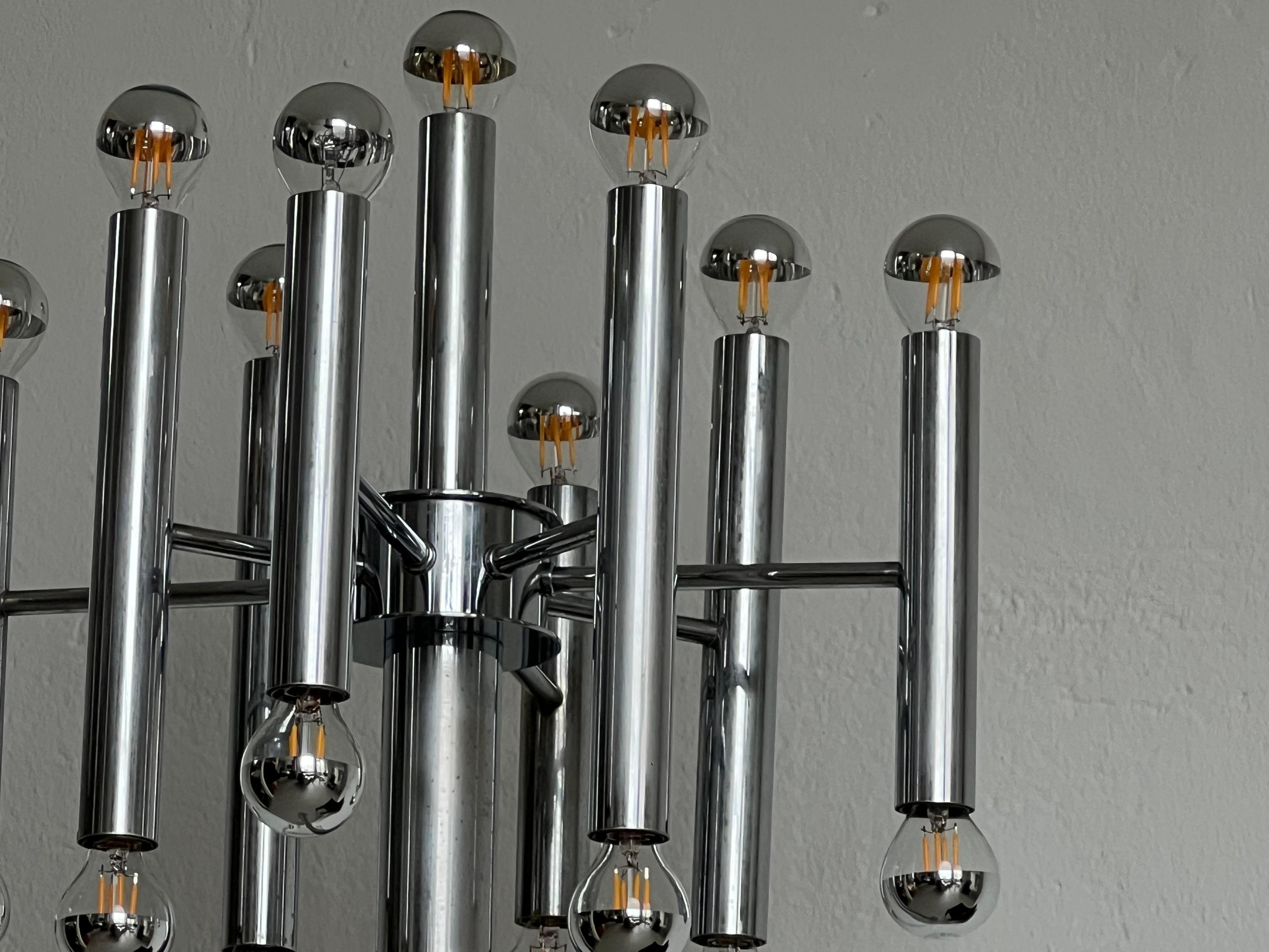 Sculptural tubular floor lamp in chrome metal, Space Age, Reggiani style For Sale 8