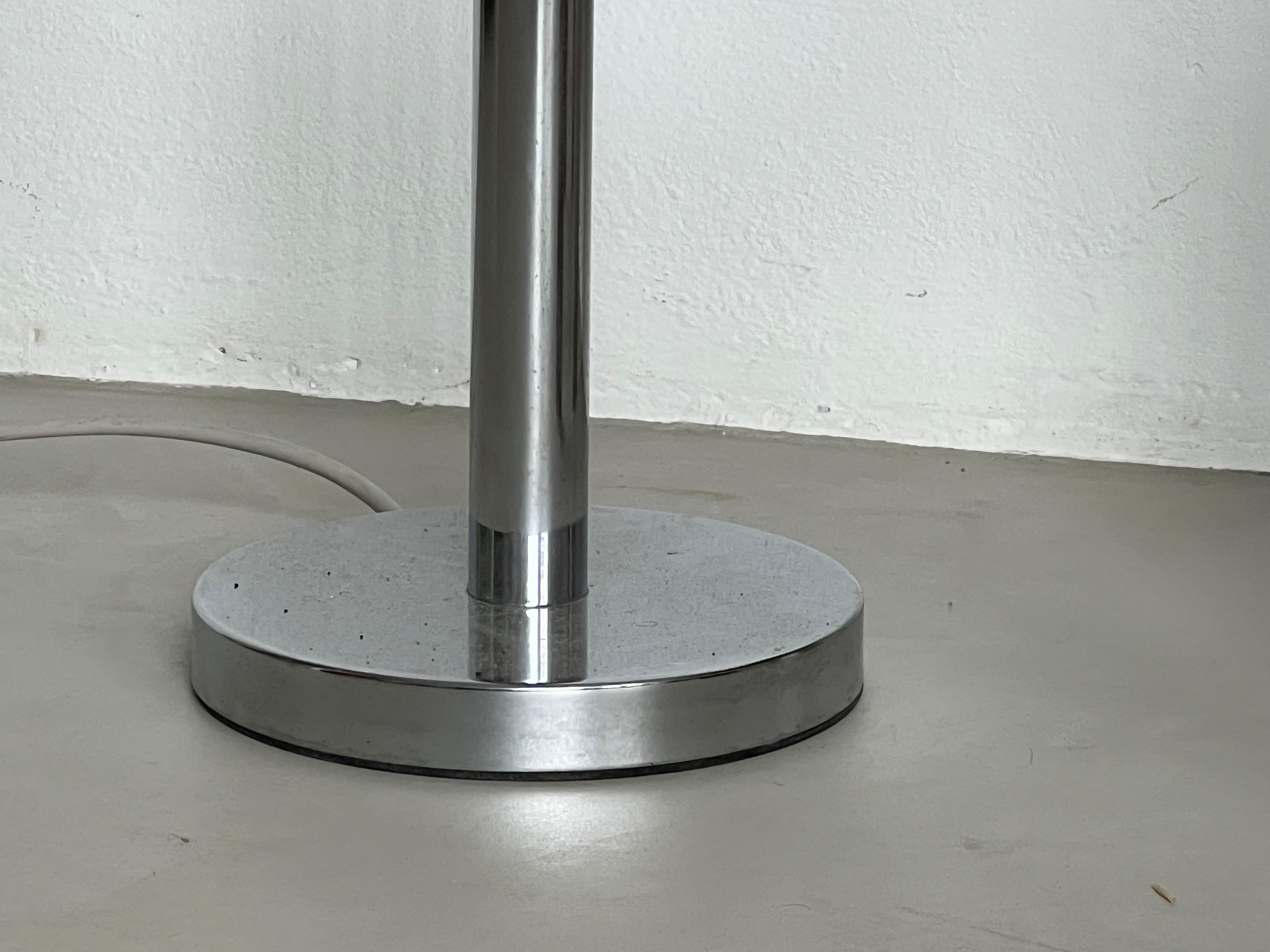Sculptural tubular floor lamp in chrome metal, Space Age, Reggiani style For Sale 9