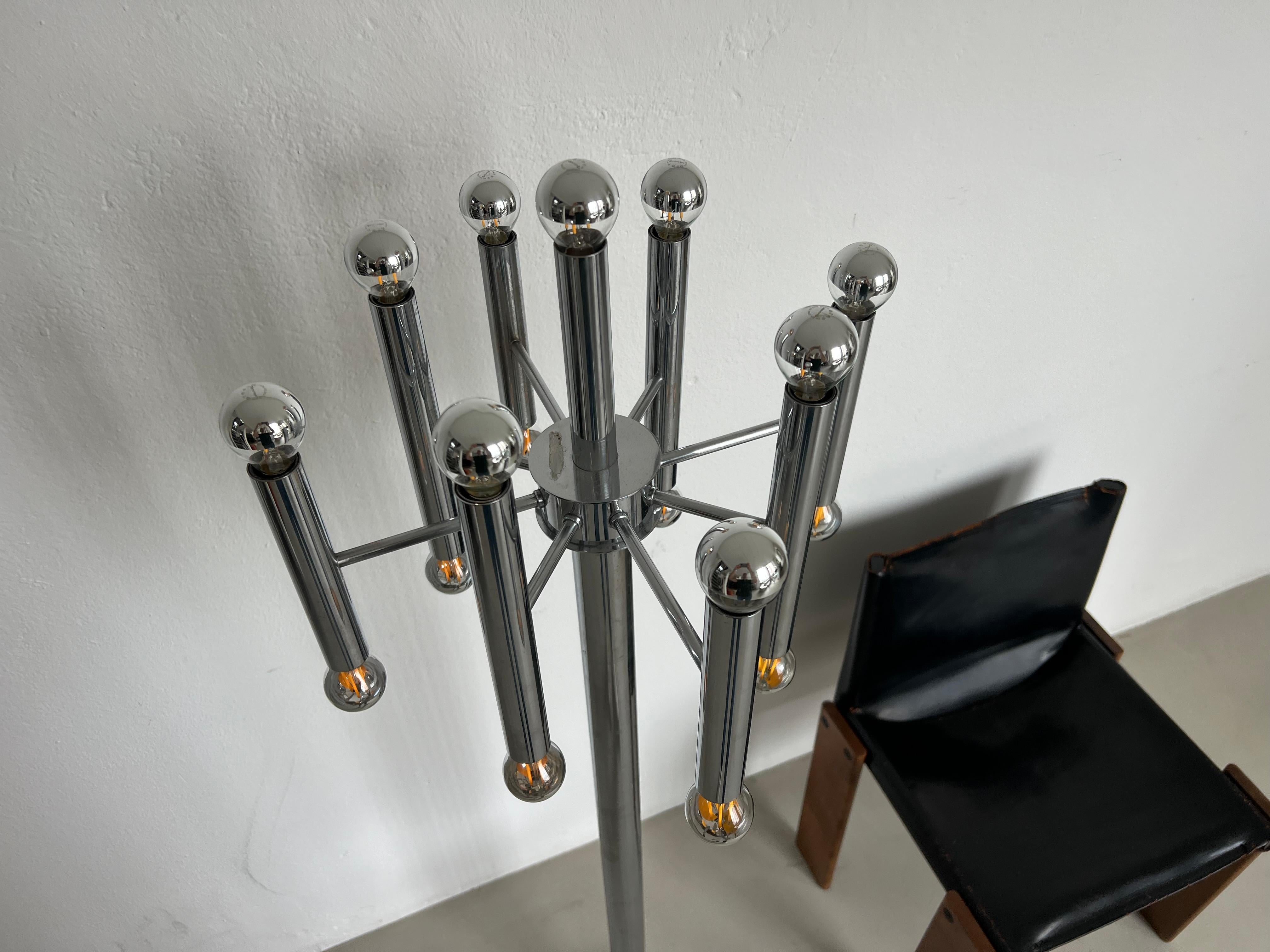 Sculptural tubular floor lamp in chrome metal, Space Age, Reggiani style For Sale 11