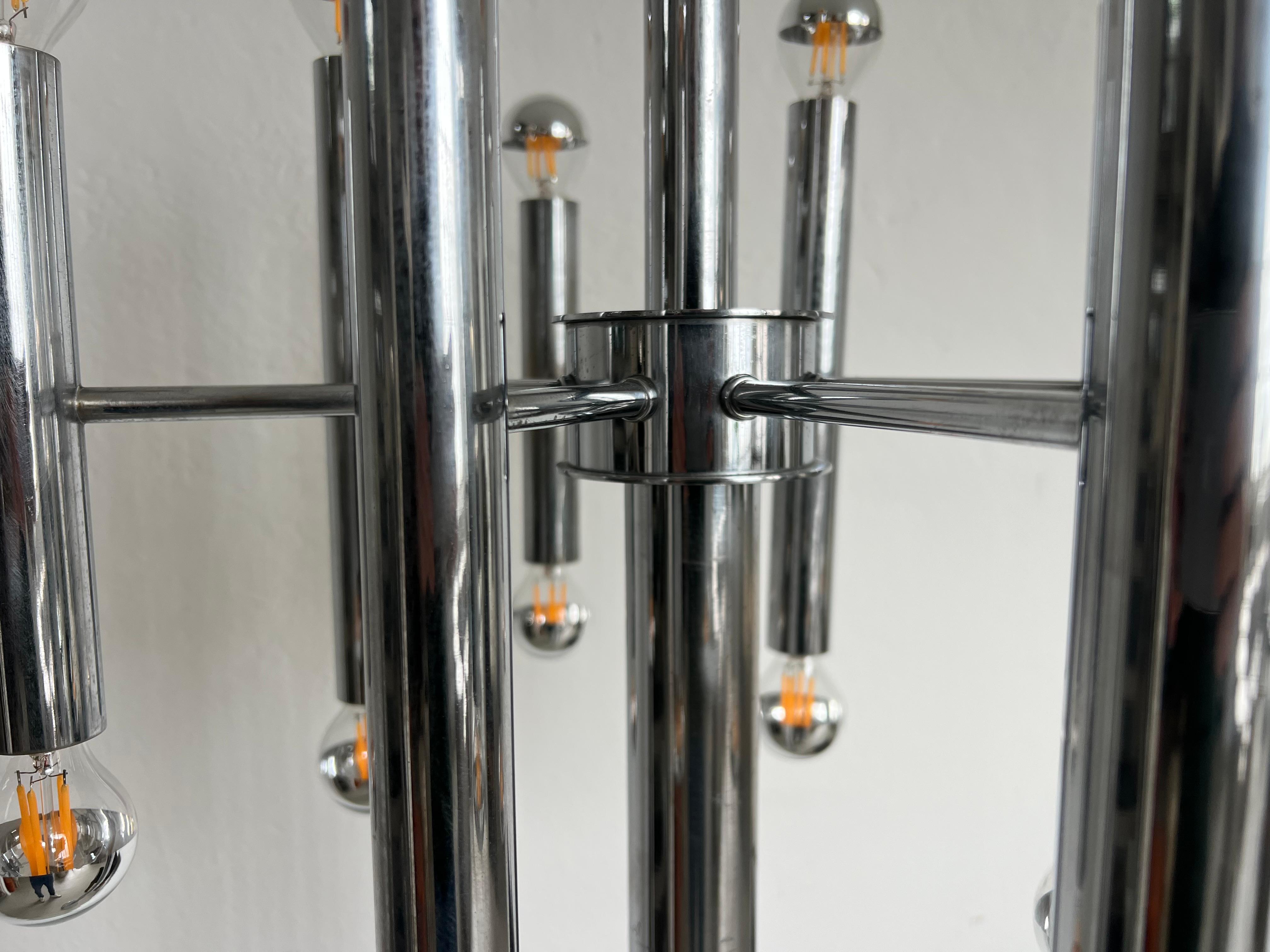 Sculptural tubular floor lamp in chrome metal, Space Age, Reggiani style For Sale 12