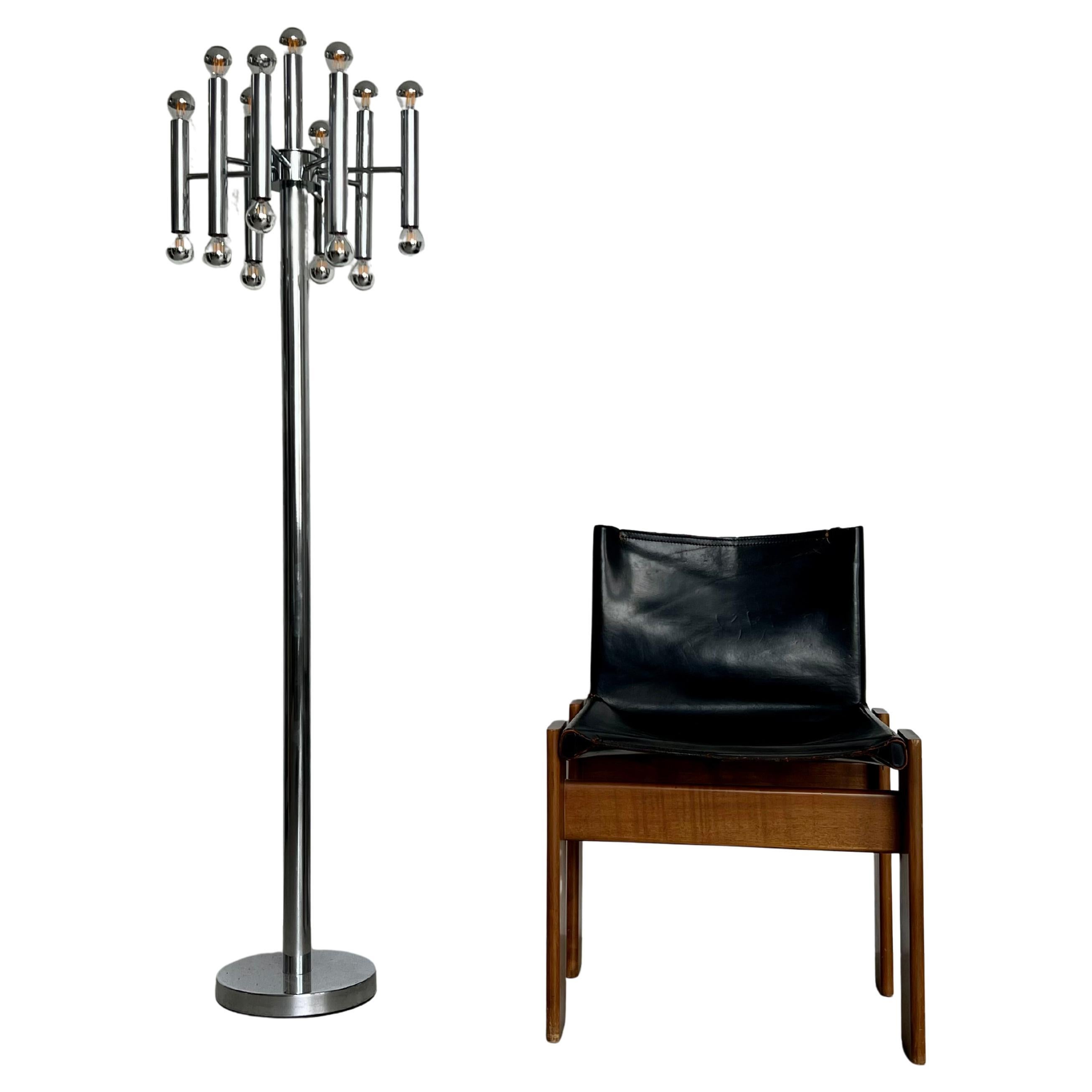 Sculptural and bright tubular chromed floor lamp, with its 17 light bulbs and  8 arm disposed geometrically and vertically composing an elegant and sophisticated source of light in your room, beside the sofa or in corner near the curtain.
The