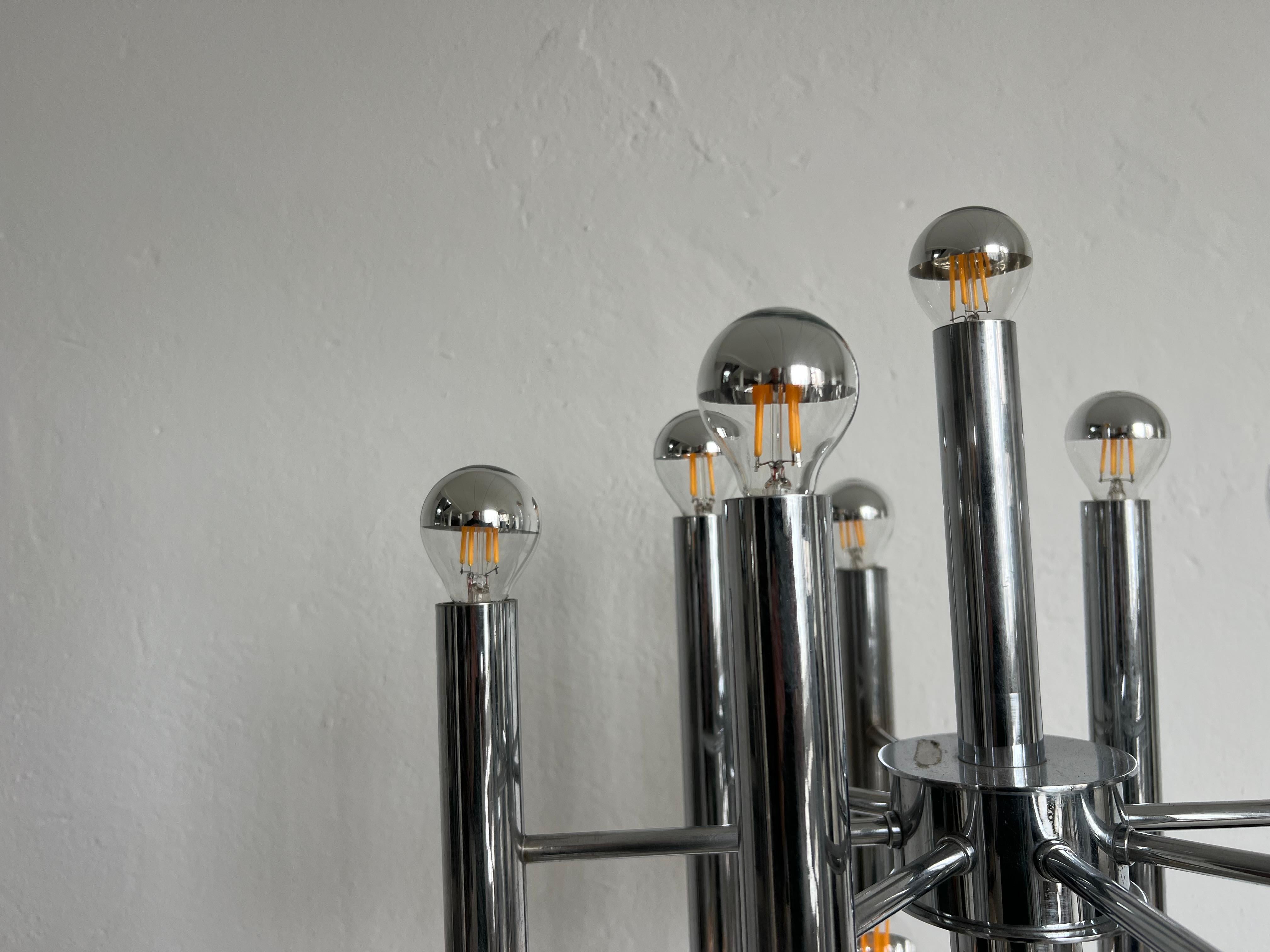 Sculptural tubular floor lamp in chrome metal, Space Age, Reggiani style For Sale 13