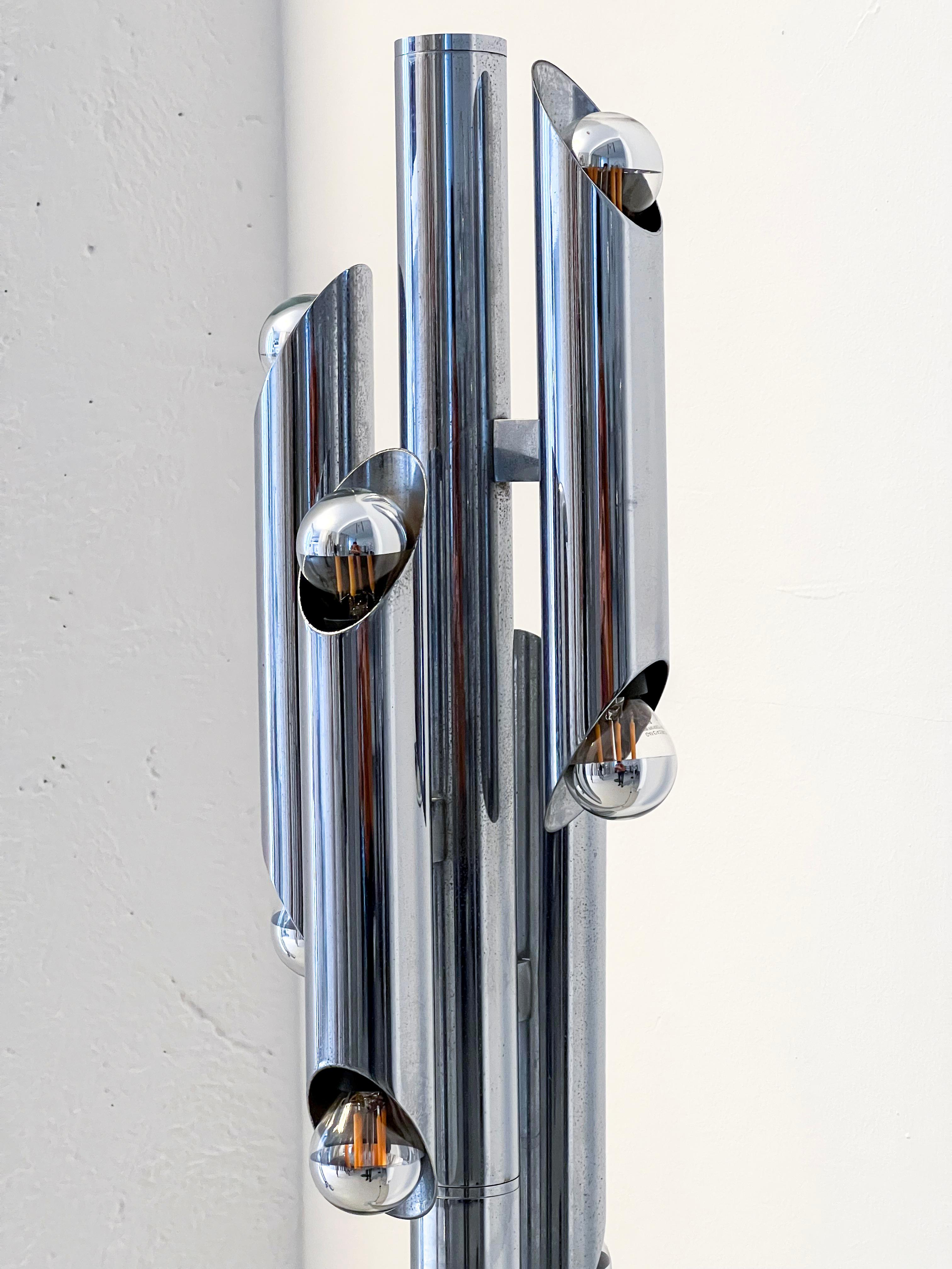 Italian Sculptural tubular floor lamp in chrome metal, Space Age, Reggiani style For Sale