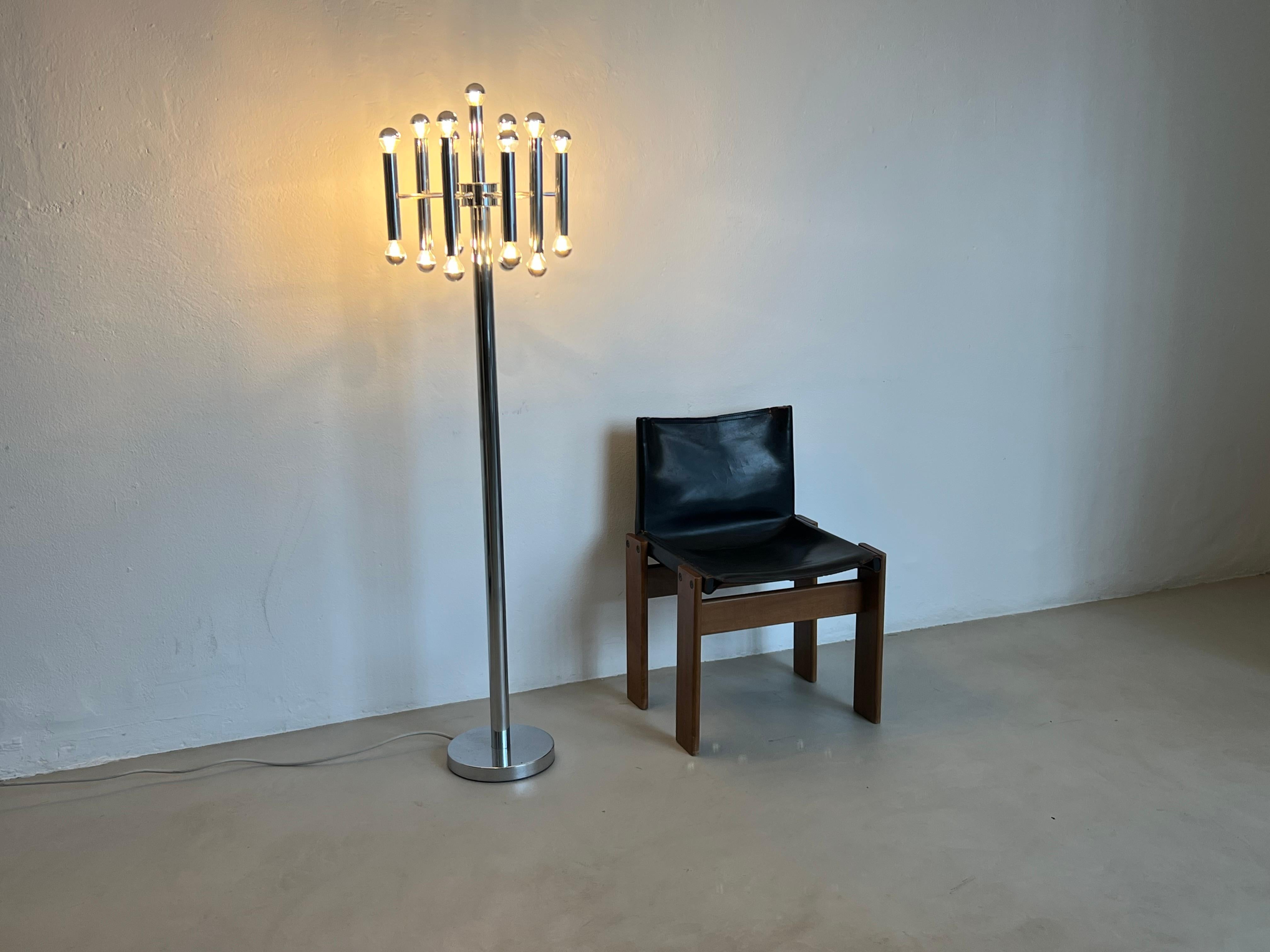Italian Sculptural tubular floor lamp in chrome metal, Space Age, Reggiani style For Sale
