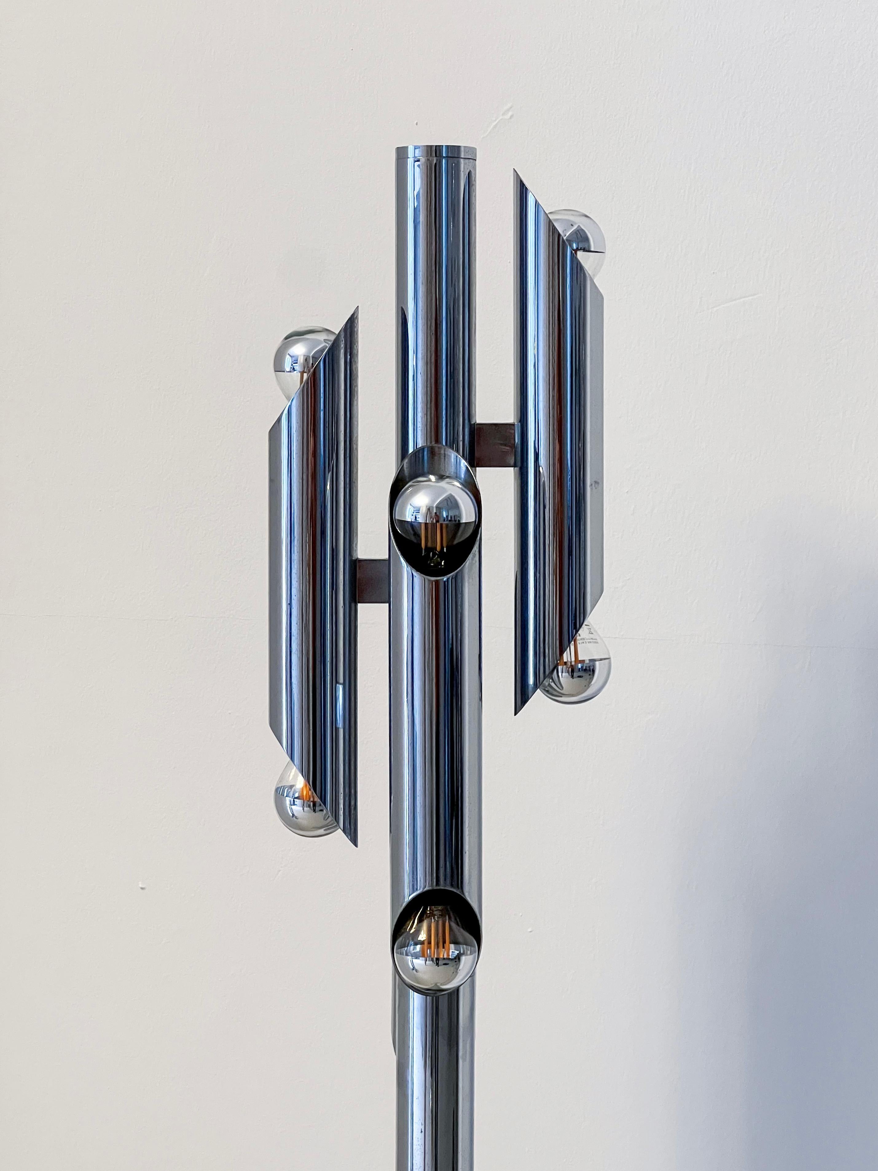 Skulpturale Stehlampe aus verchromtem Metallrohr, Space Age, Reggiani-Stil (Eloxiert) im Angebot
