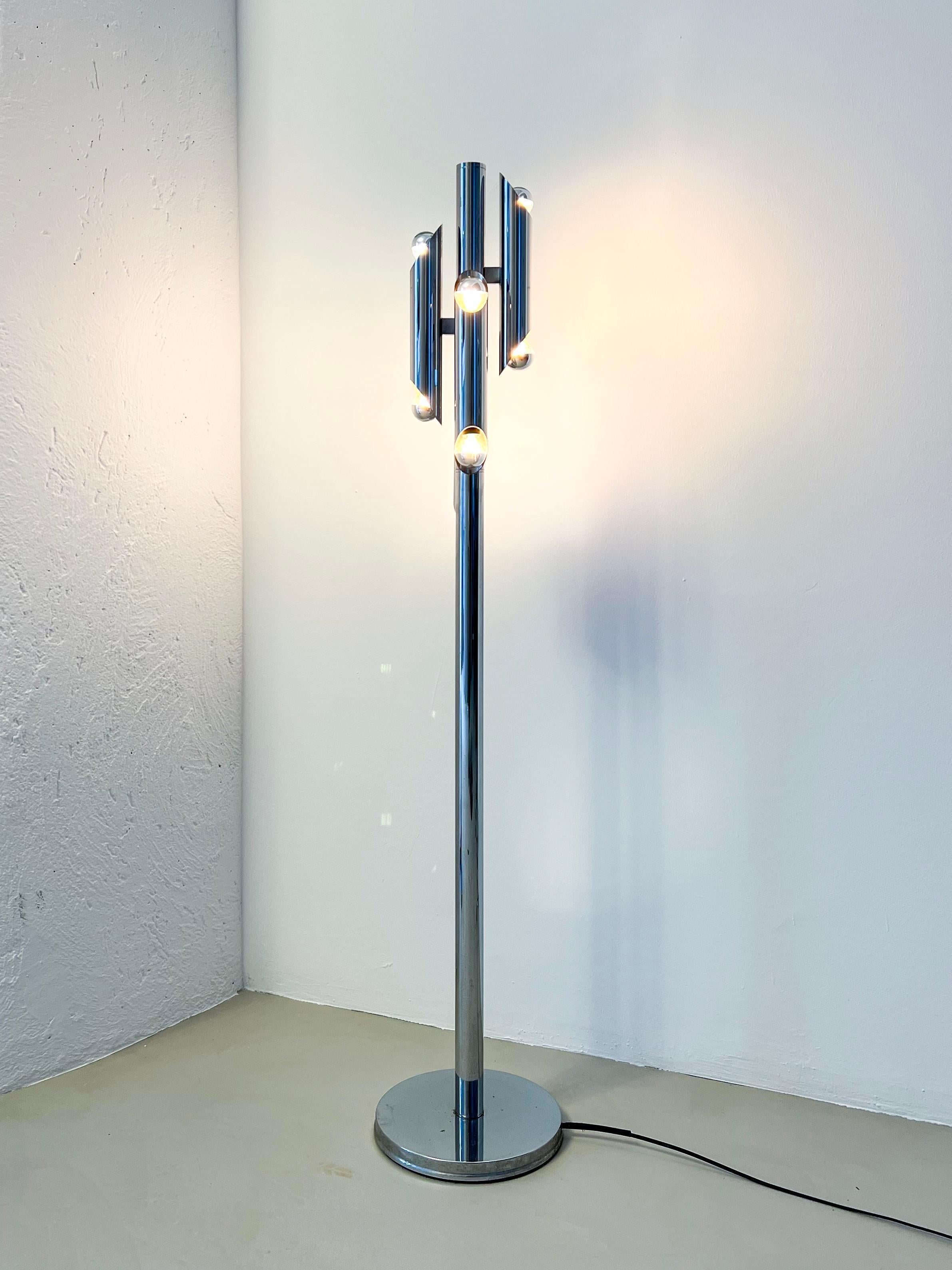 Sculptural tubular floor lamp in chrome metal, Space Age, Reggiani style In Good Condition For Sale In Milano, IT