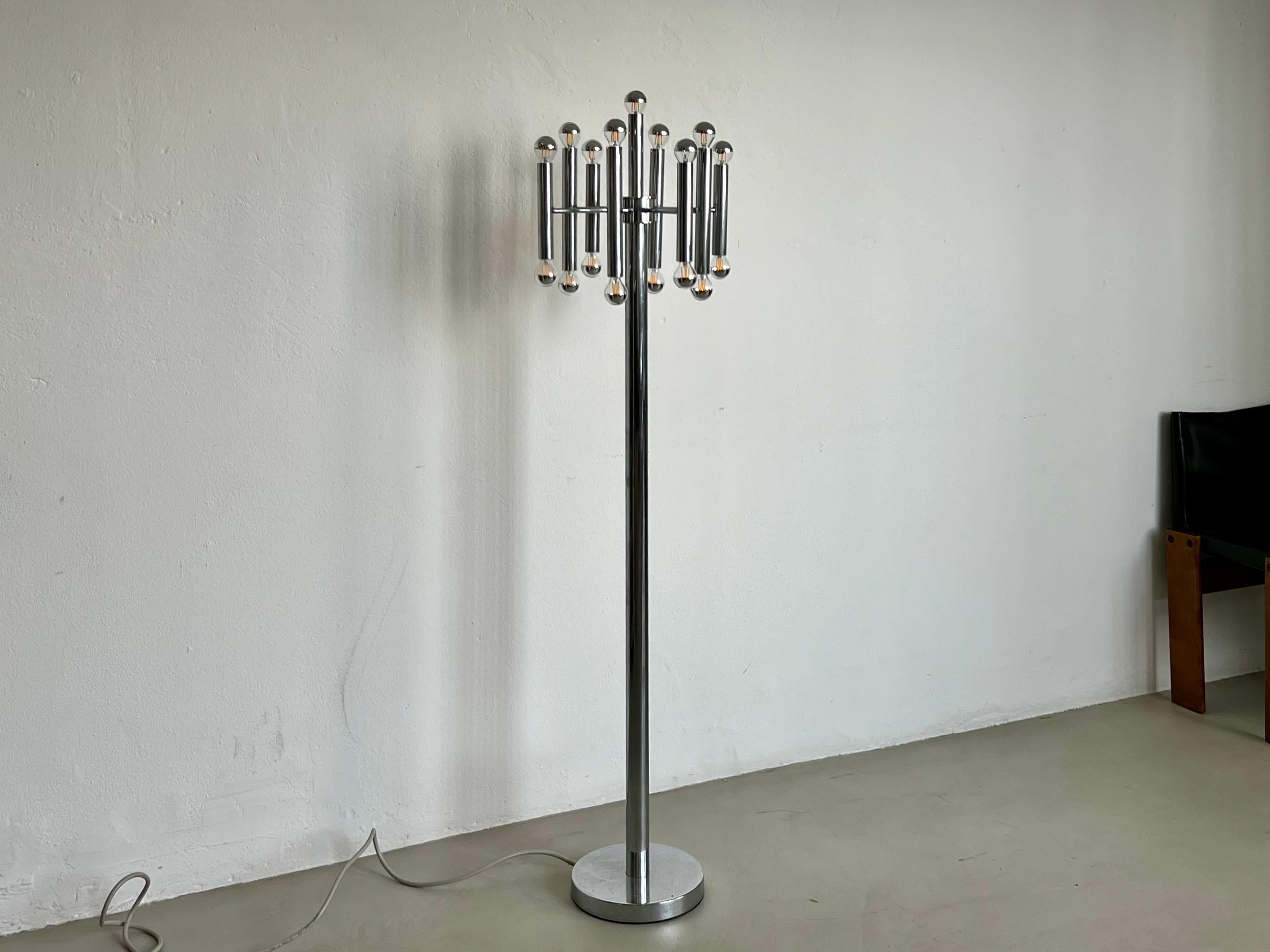 Sculptural tubular floor lamp in chrome metal, Space Age, Reggiani style In Good Condition For Sale In Milano, IT