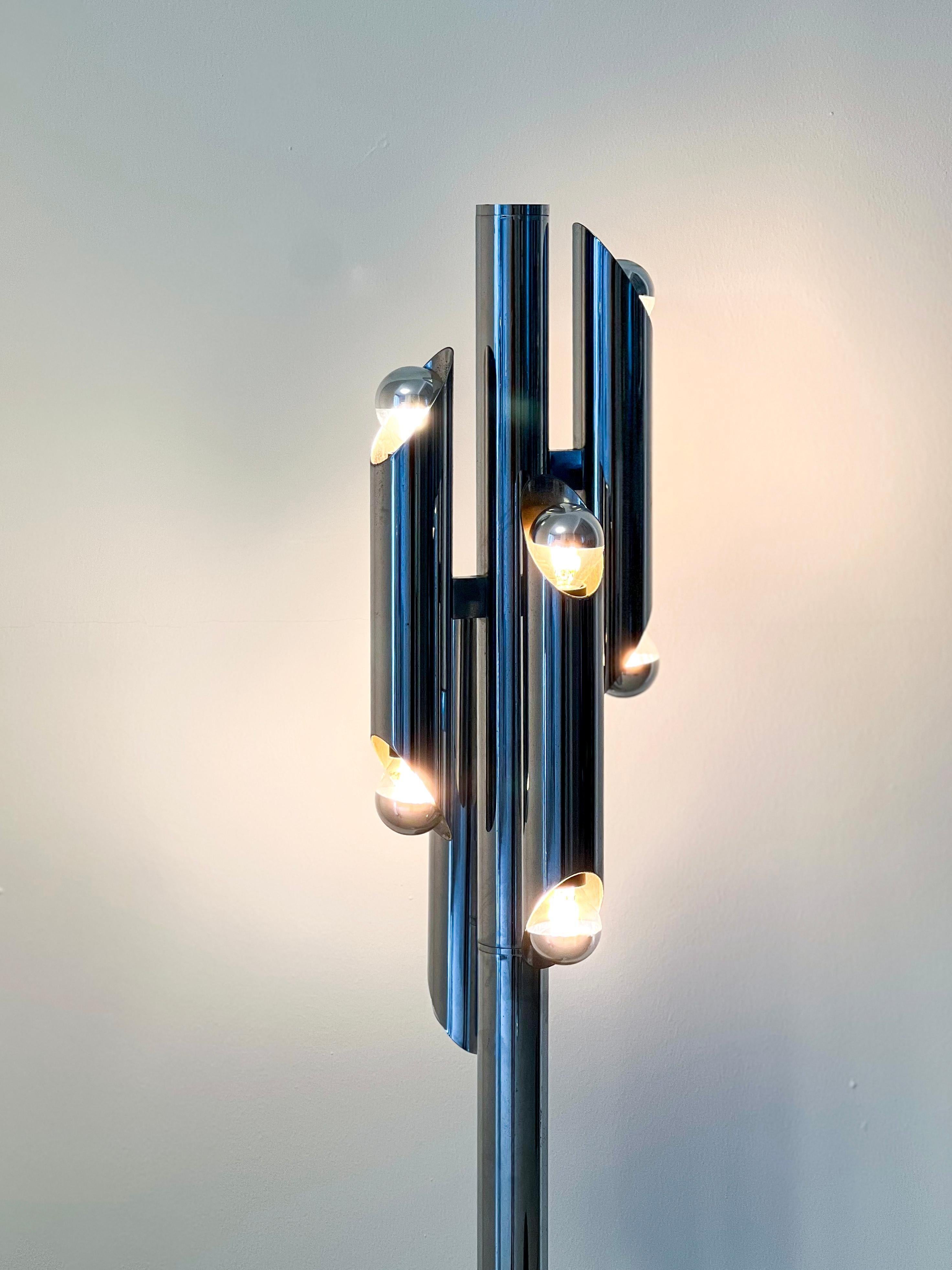 Metal Sculptural tubular floor lamp in chrome metal, Space Age, Reggiani style For Sale