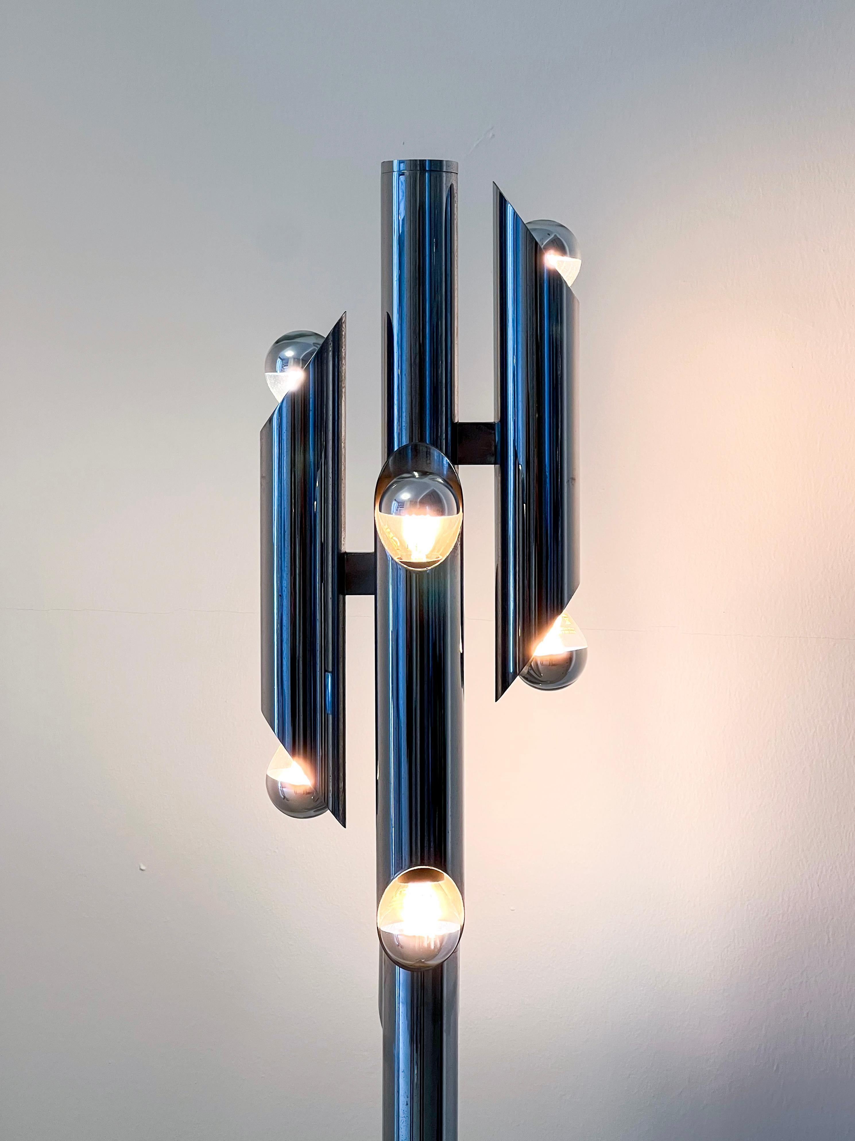 Skulpturale Stehlampe aus verchromtem Metallrohr, Space Age, Reggiani-Stil im Angebot 2