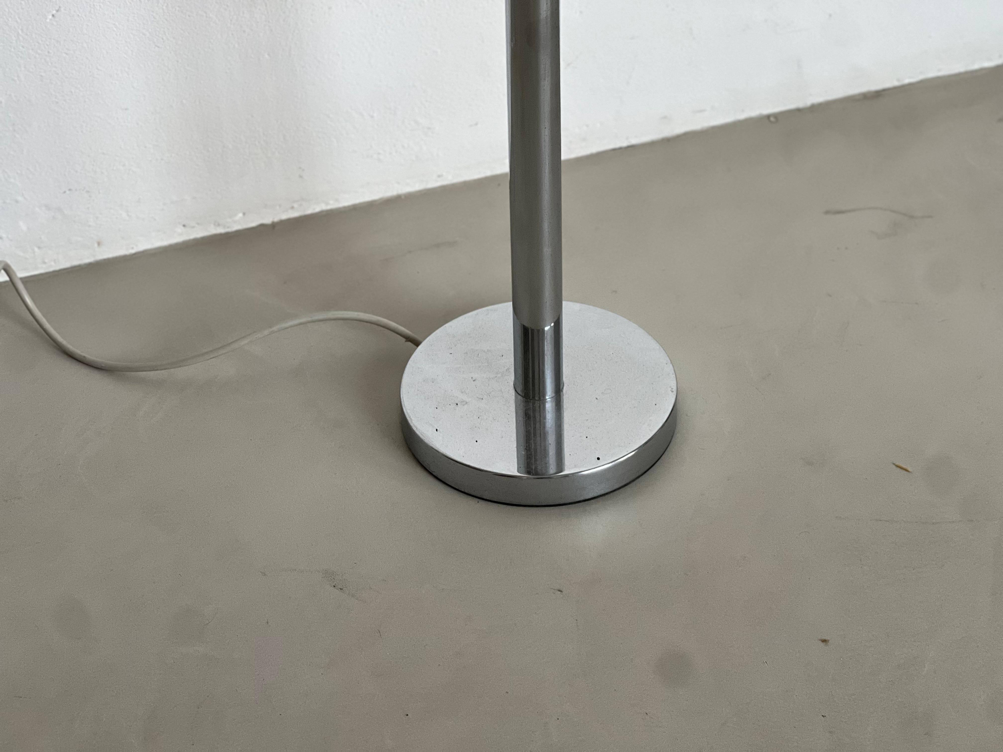 Sculptural tubular floor lamp in chrome metal, Space Age, Reggiani style For Sale 1