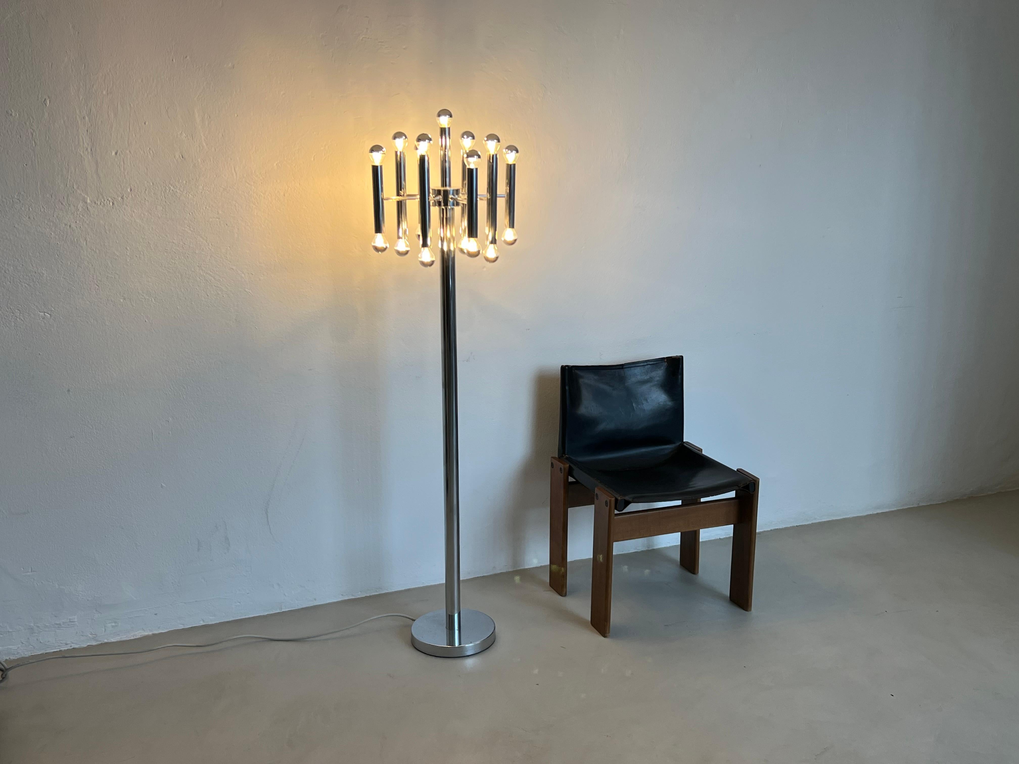 Sculptural tubular floor lamp in chrome metal, Space Age, Reggiani style For Sale 2