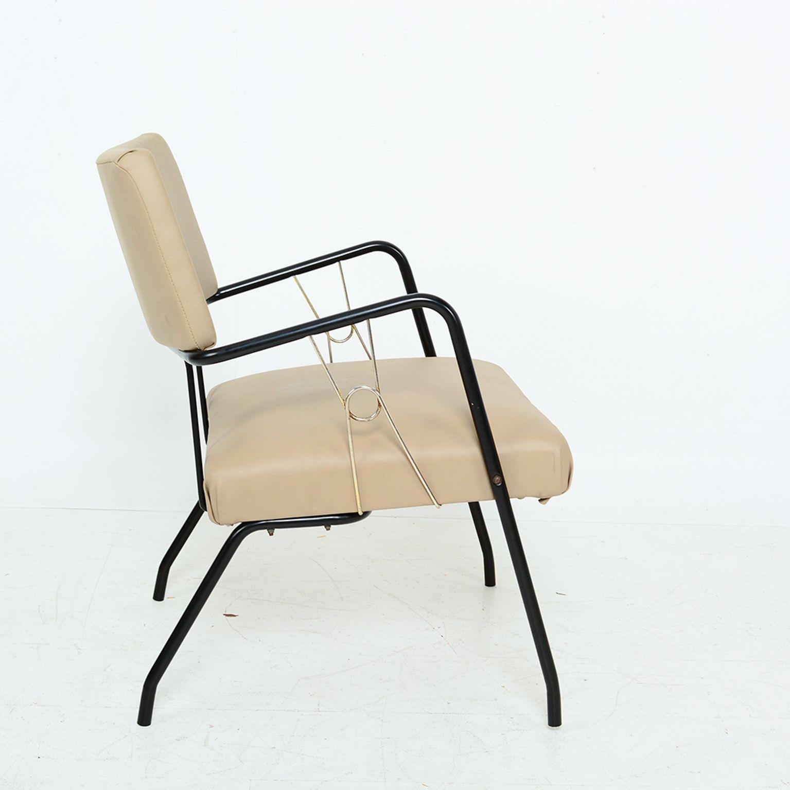 AMBIANIC presents
Tubular Iron Garden Patio Chair Midcentury Modern USA 1960s
Listing is for single chair. Three are available.
Seat has comfortable cushioned fabric. Nickel plated metal side trim.
Sculptural tubular Iron frame is black. Style
