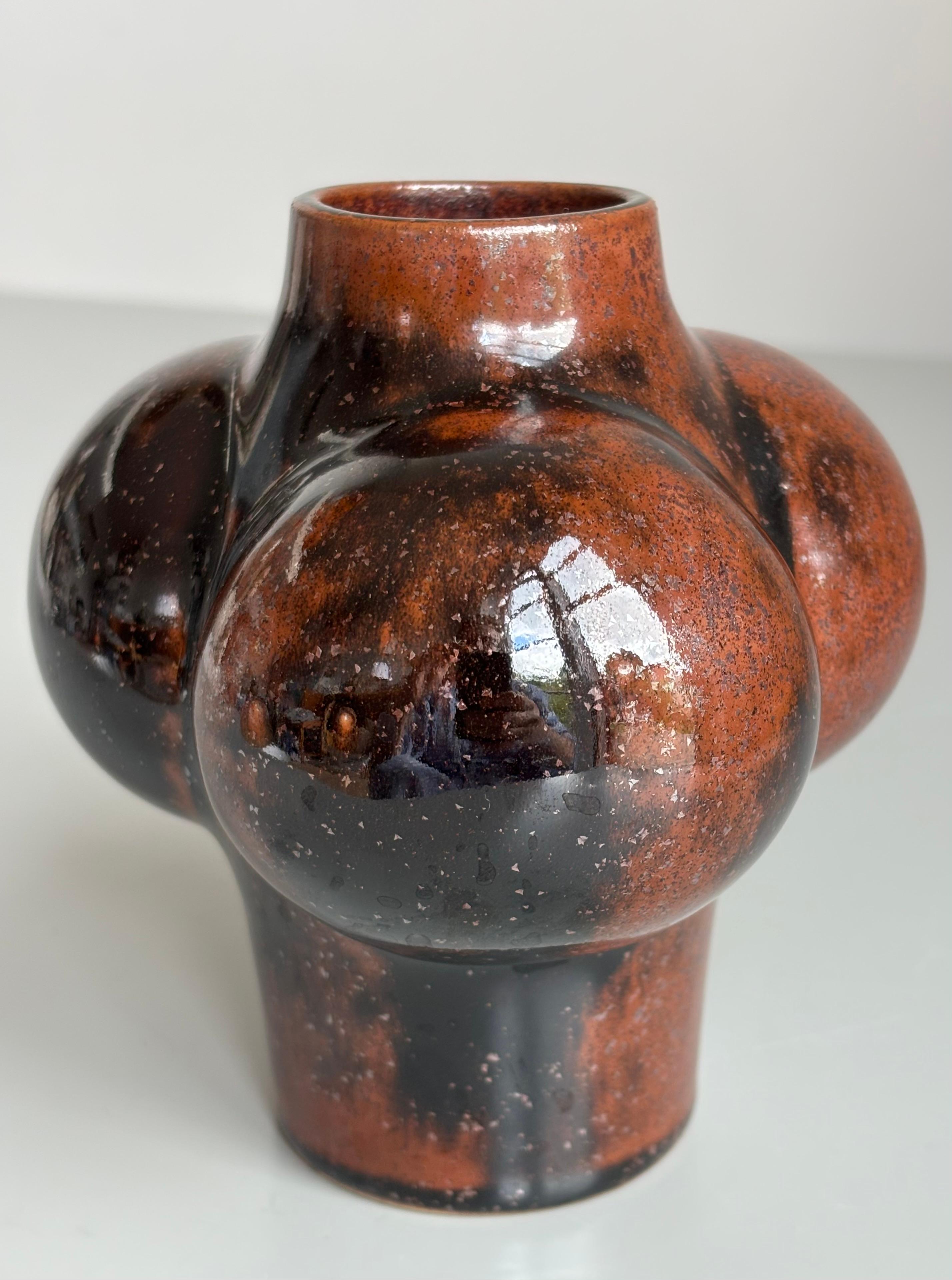 Vaso scultoreo in ceramica di Tue Poulsen, Danimarca, anni '60 In condizioni buone in vendita a Copenhagen, DK