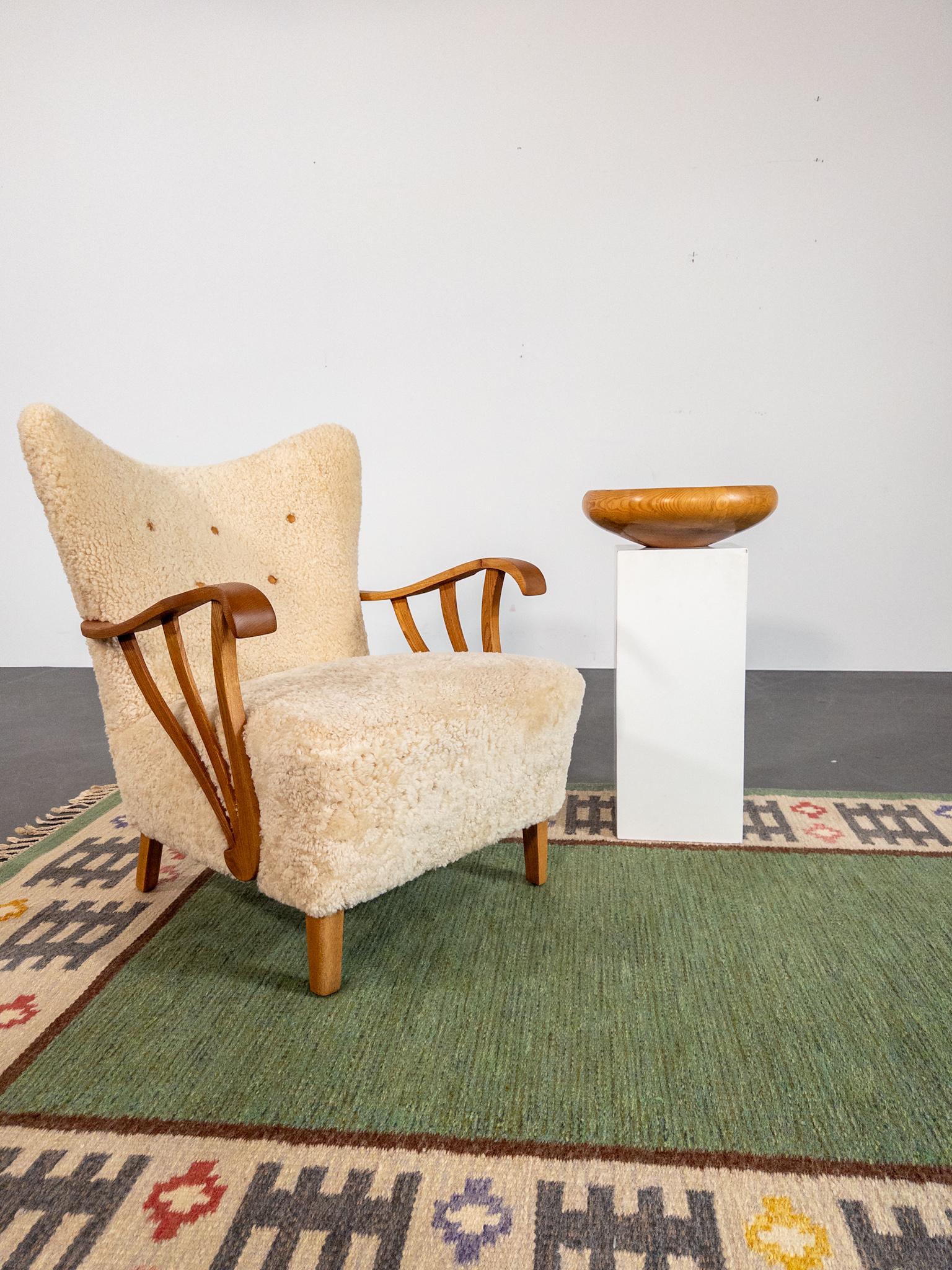 Este llamativo cuenco de madera torneada a mano se atribuye al artesano sueco Oscar Johansson, conocido por su maestría en la artesanía escandinava de la madera. Fabricado en pino macizo, el cuenco muestra el veteado natural y los tonos cálidos de