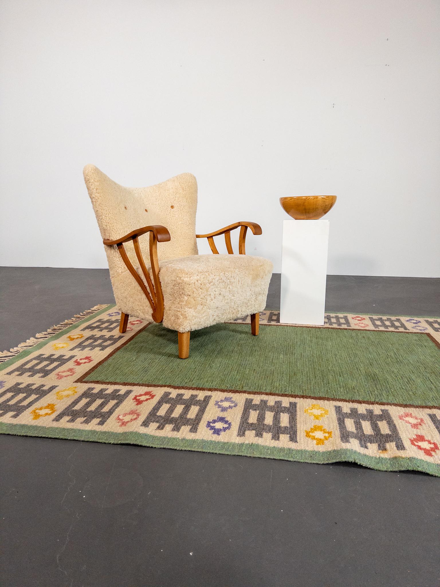 Este llamativo cuenco de madera torneada a mano se atribuye al artesano sueco Oscar Johansson, conocido por su maestría en la artesanía escandinava de la madera. Fabricado en pino macizo, el cuenco muestra el veteado natural y los tonos cálidos de