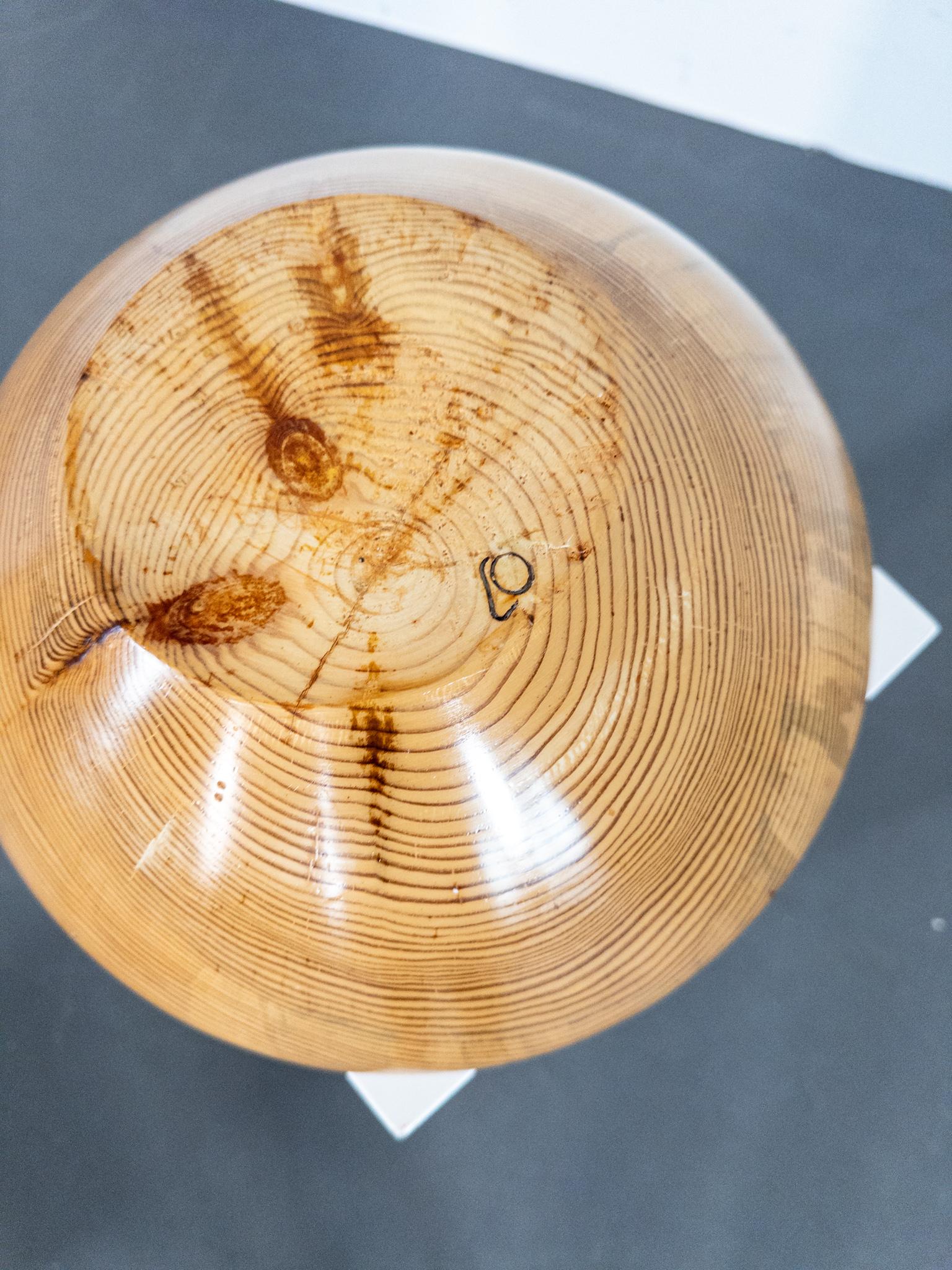 Cuenco escultórico de pino torneado de Oscar Johansson, Suecia Sueco en venta